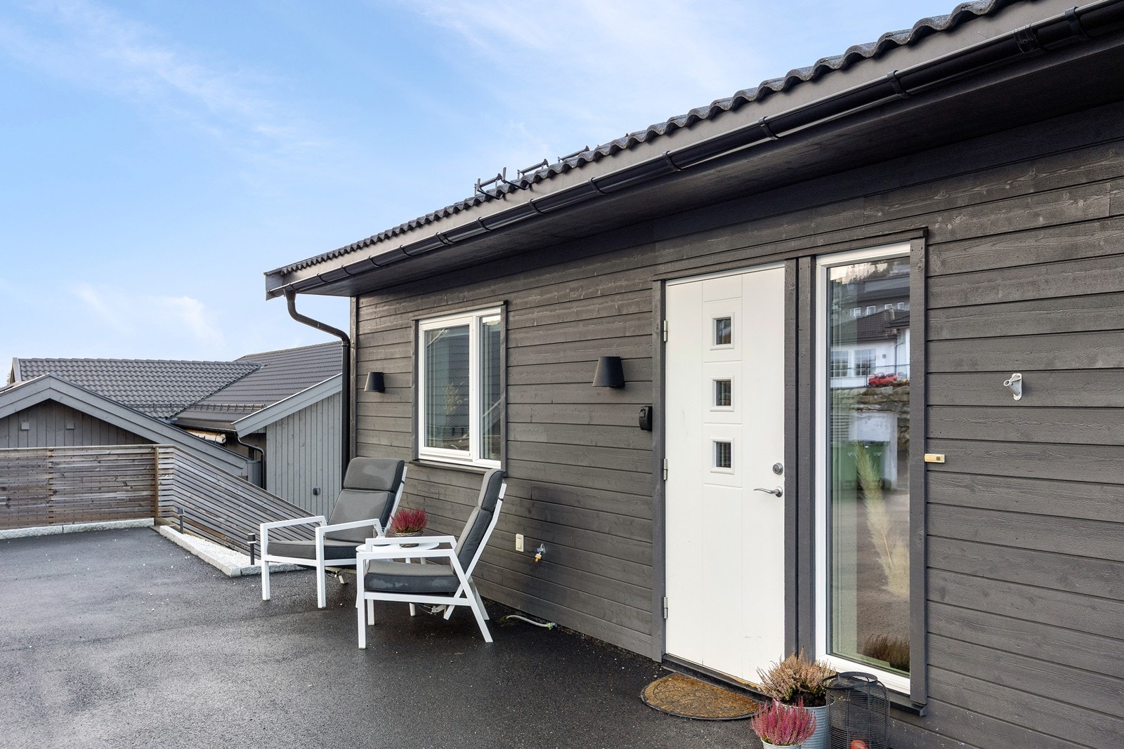 Boligens inngangsparti er trappefritt, utstyrt med vannkran, belysning og ringeklokke. Galleribilde