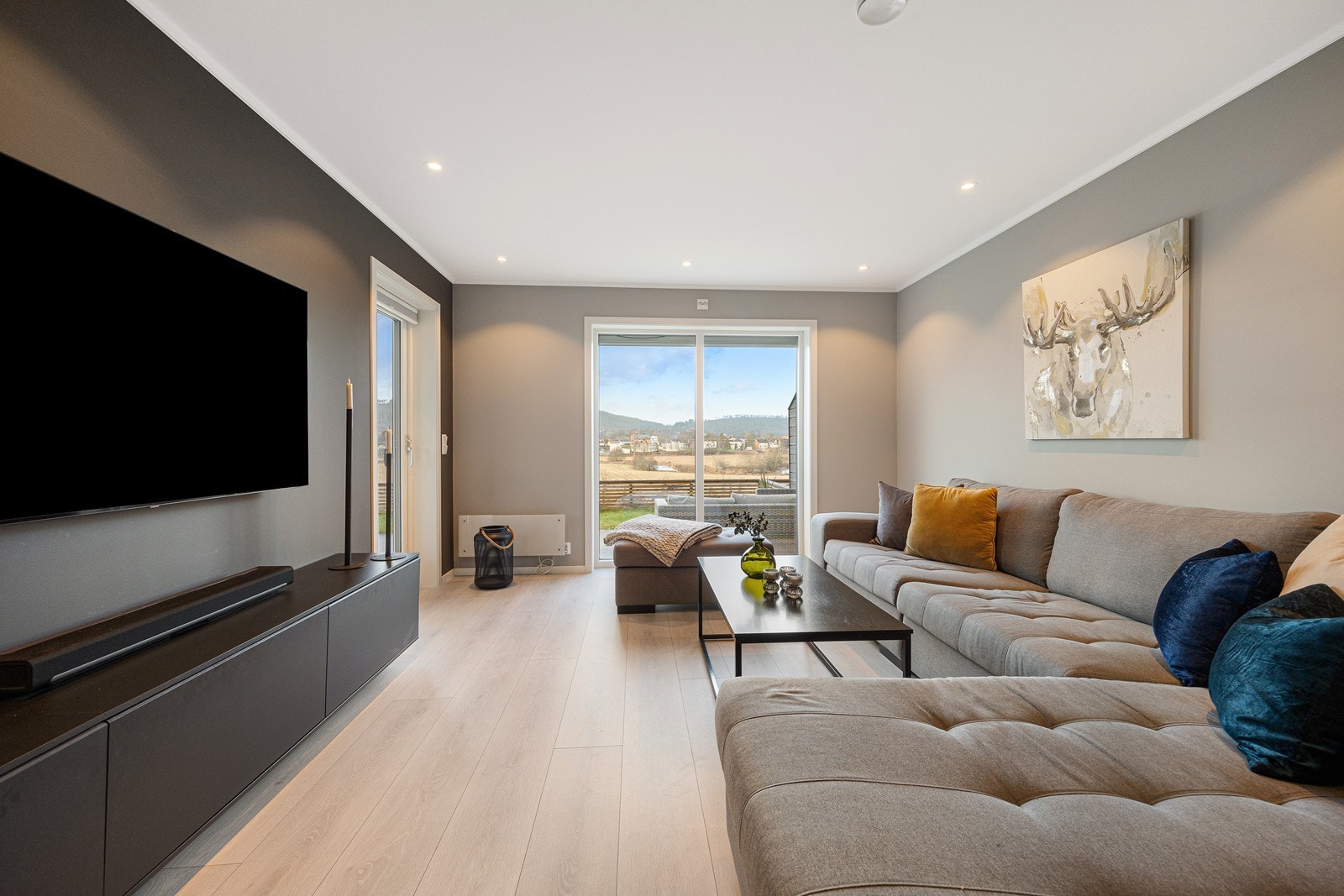 Rommet innredes enkelt med stor sofagruppe, og er perfekt hvis man ønsker å trekke seg tilbake for litt egentid med en god bok eller film. Galleribilde