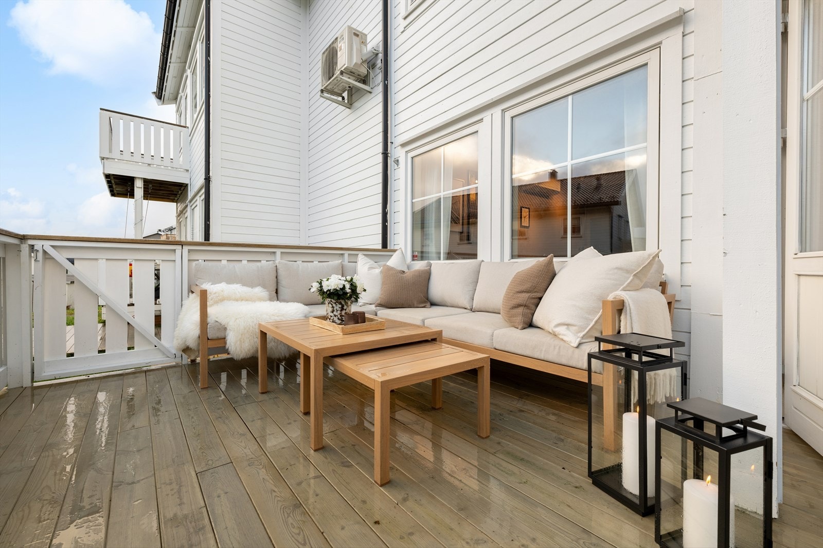 Godt med sol på terrassen på dagtid. Solen forsvinner fra terrassen i 18-19 tiden. Galleribilde