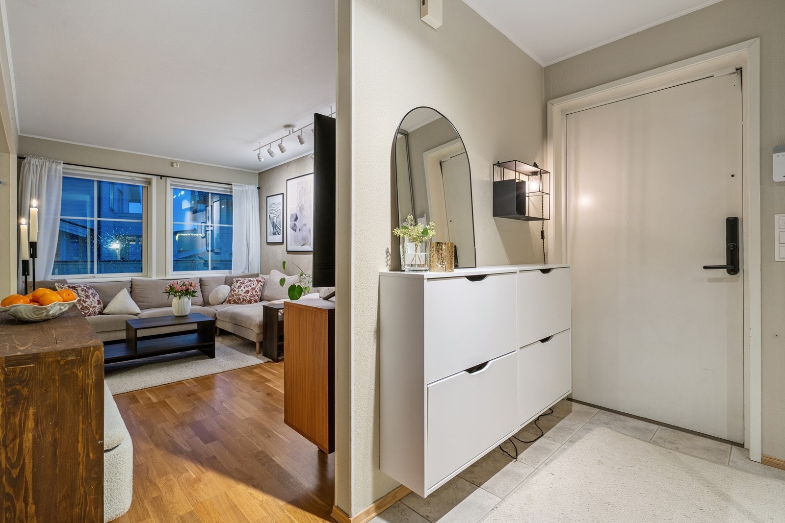 Entreen har flislagt gulv og ytterligere plass for frittstående garderobe/opphengsløsninger. Galleribilde