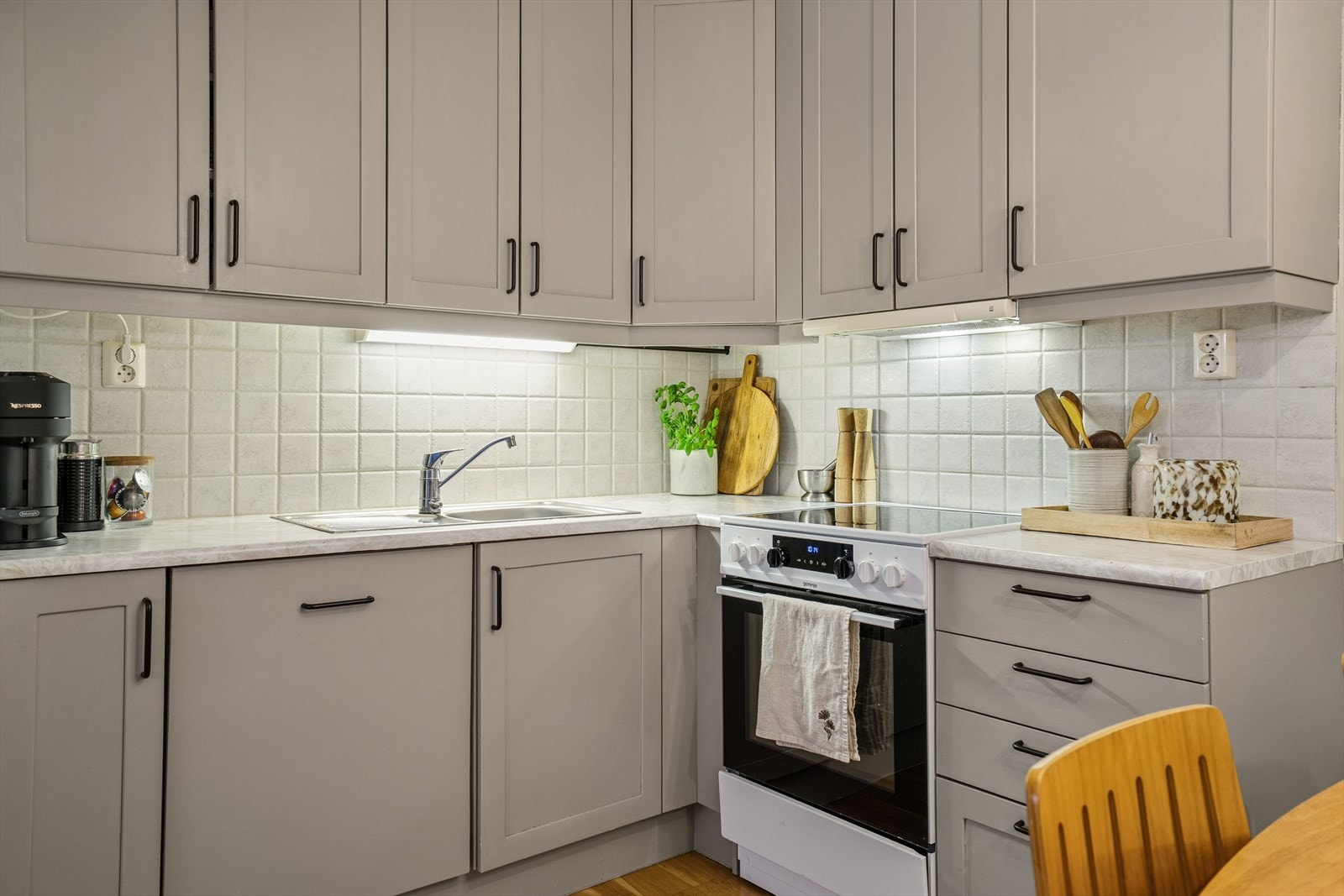 Kjøkkenet byr på det en måtte trenge av skap-, skuff- og benkeplass. Galleribilde