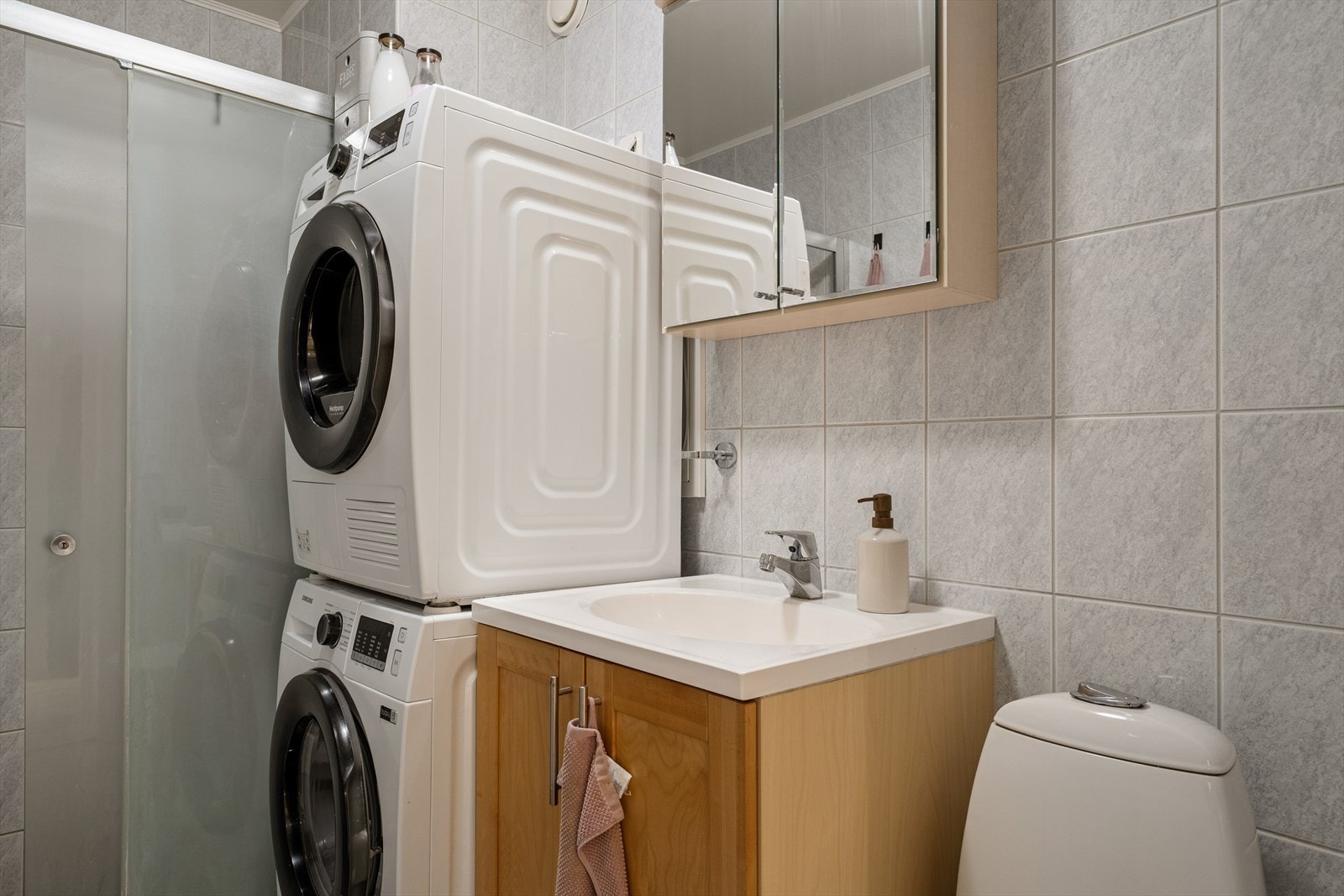 Flott baderomsinnredning med underskap, servant og speilskap over. Galleribilde