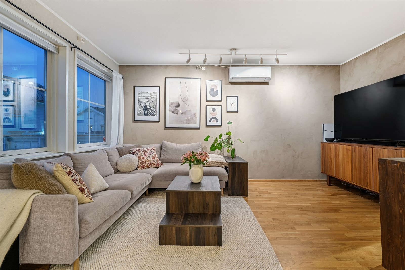 Vi beveger oss videre inn i en lys og innbydende stue. Galleribilde