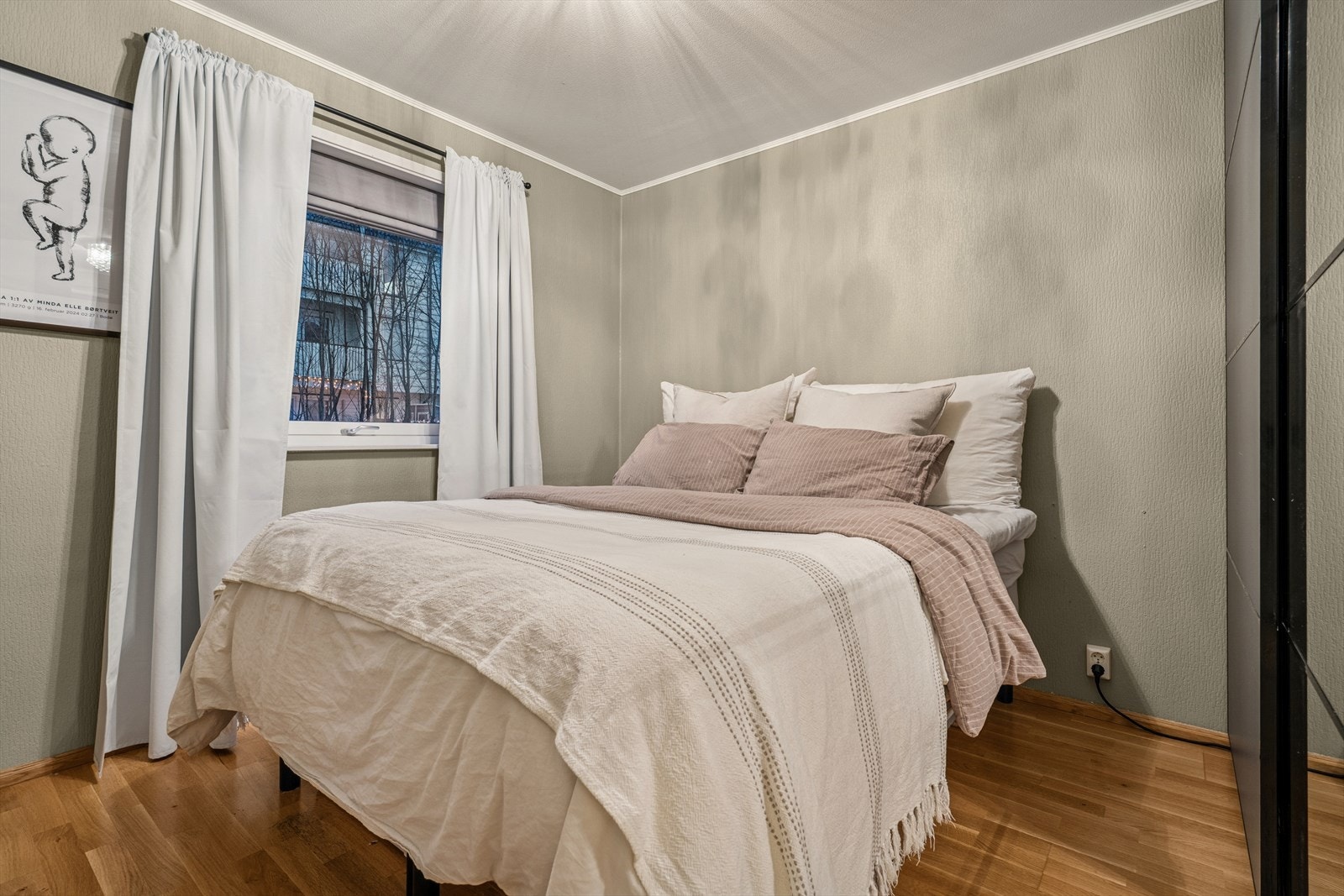 Hovedsoverommet fremstår som romslig. Galleribilde