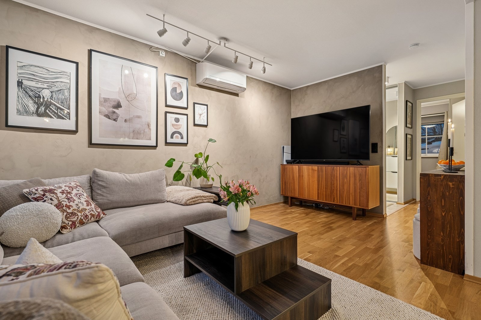 Sofakroken finner fort sin naturlige plass i rommet, og tv-en kan med fordel plasseres mot/på vegg. Galleribilde