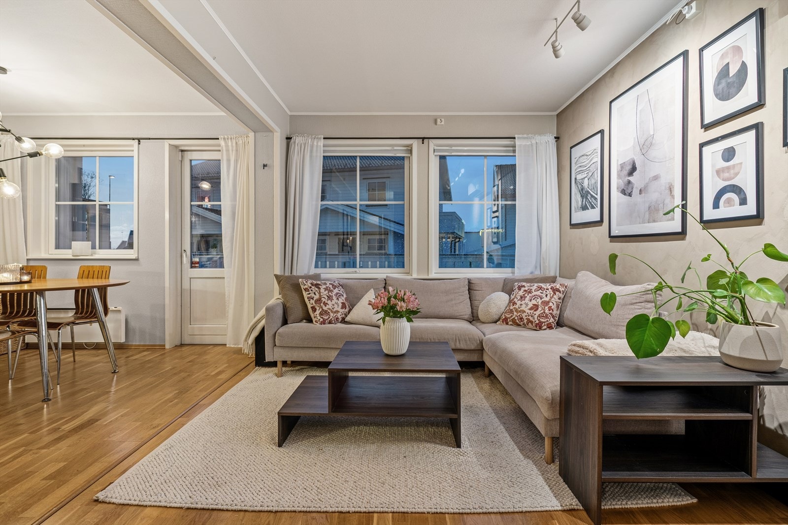 Stue/kjøkken er i en åpen og luftig løsning. Galleribilde