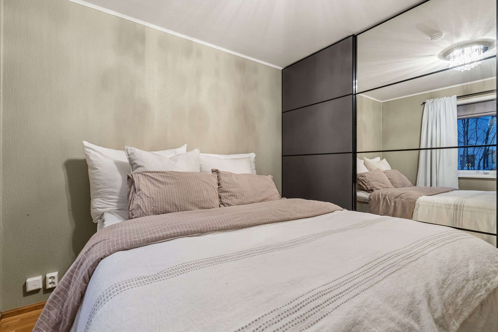 Her er det god plass for dobbeltseng, nattbord og gode garderobeløsninger. Galleribilde