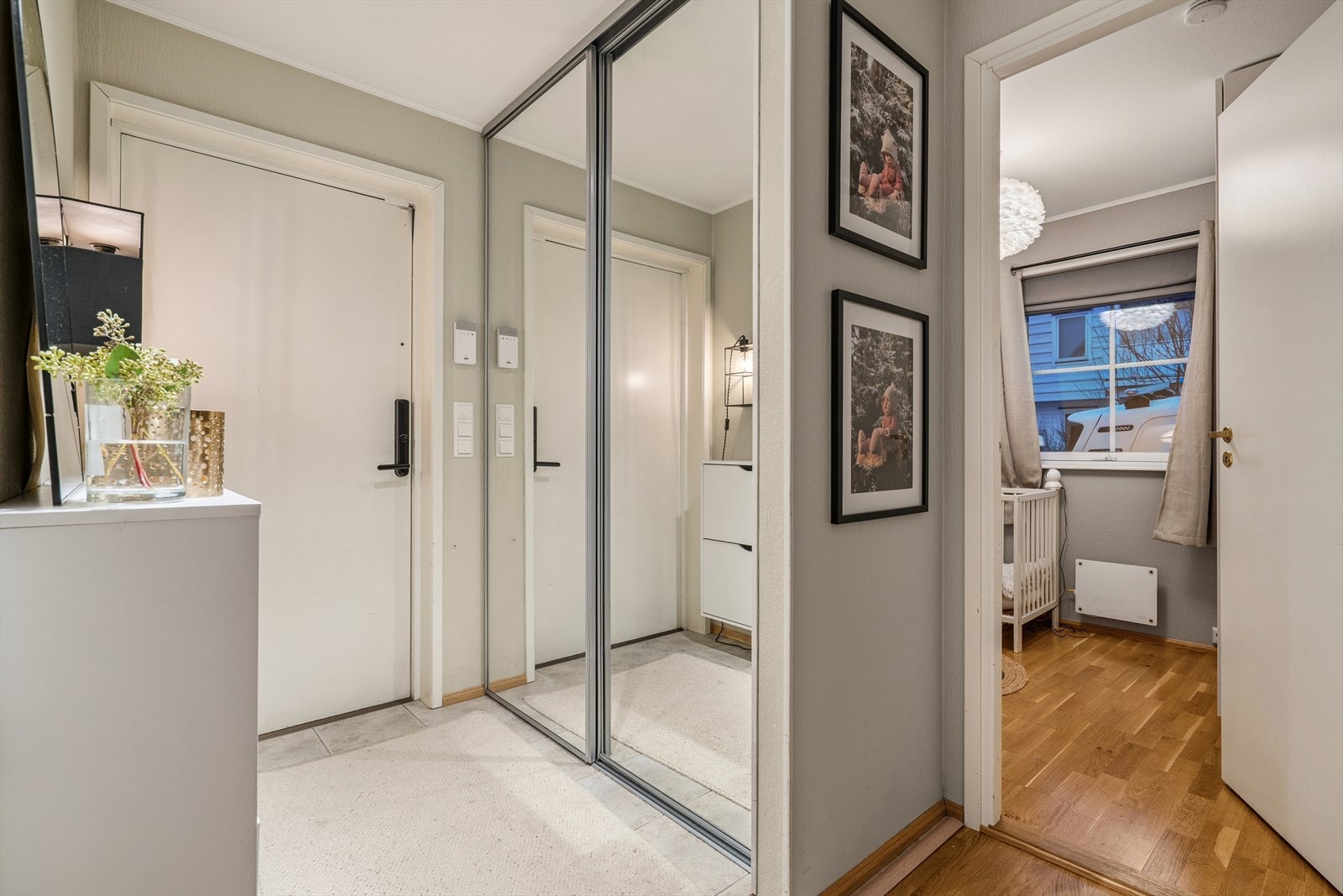 Velkommen inn! Lys og hyggelig entré med praktisk innebygget skyvedørsgarderobe. Galleribilde