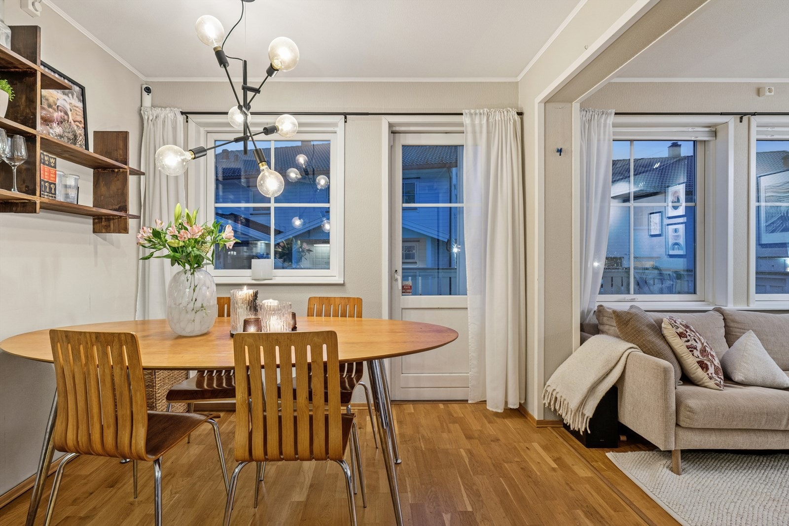 Fra stue/kjøkken er det videre utgang til terrasse. Galleribilde