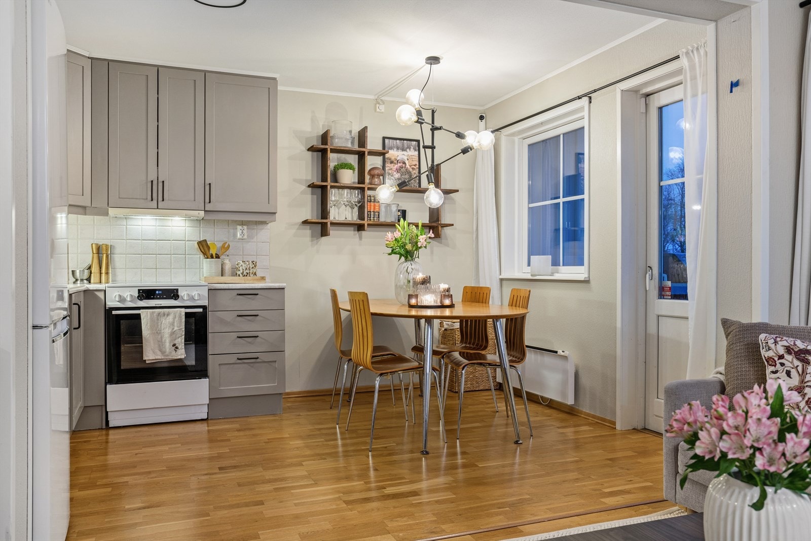 Spisegruppen tar plass ved kjøkkensonen. Galleribilde