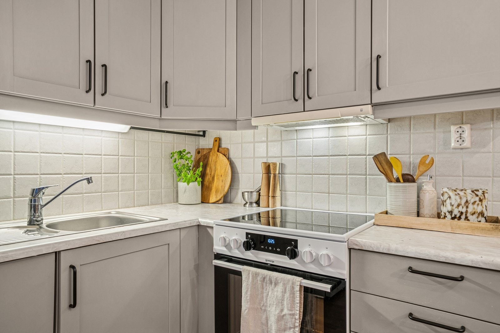 Hvitevarer som komfyr, oppvaskmaskin og kjøl/frys. Galleribilde