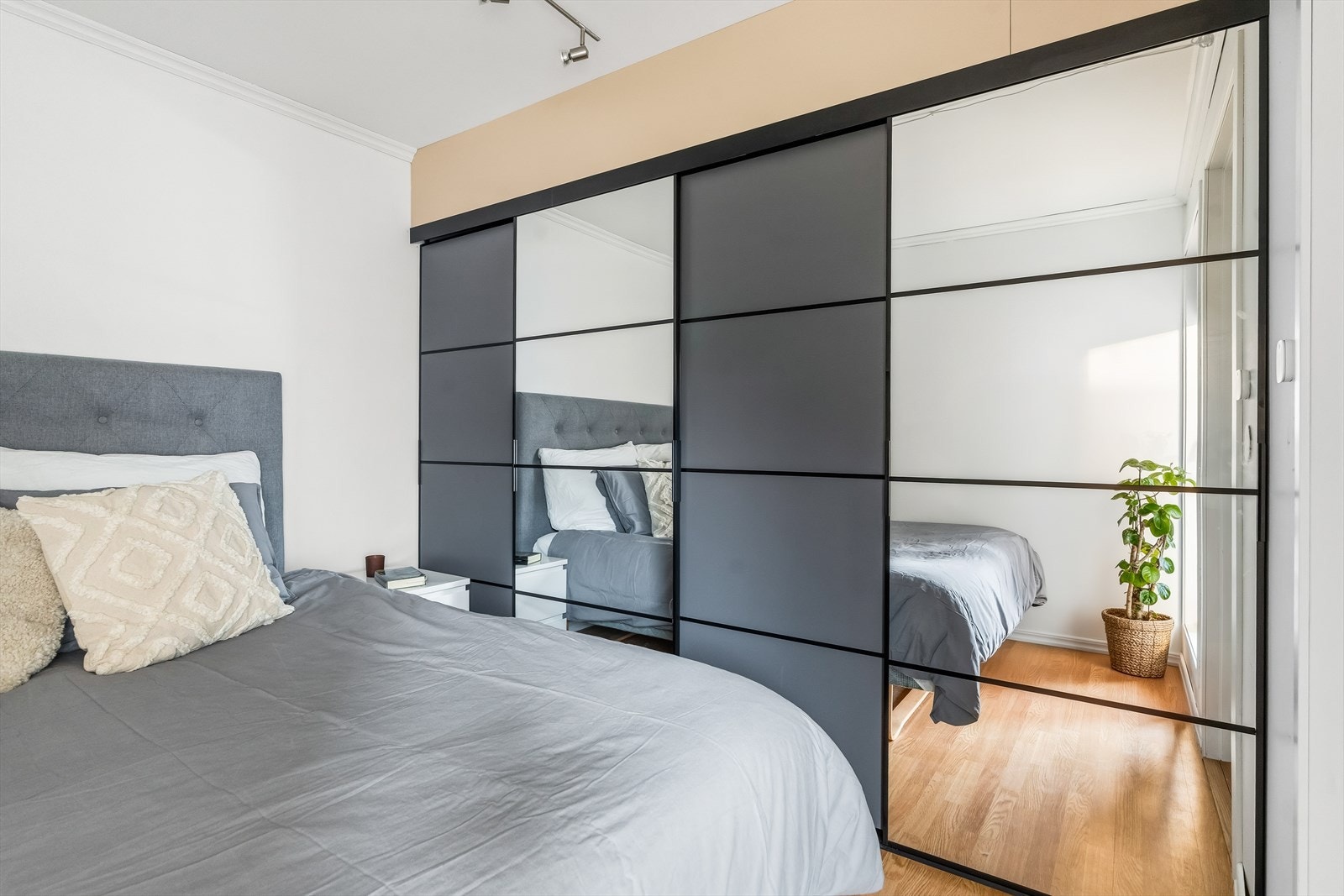 Nyere skyvedørsgarderobe sørger for gode oppbevaringsmuligheter. Galleribilde