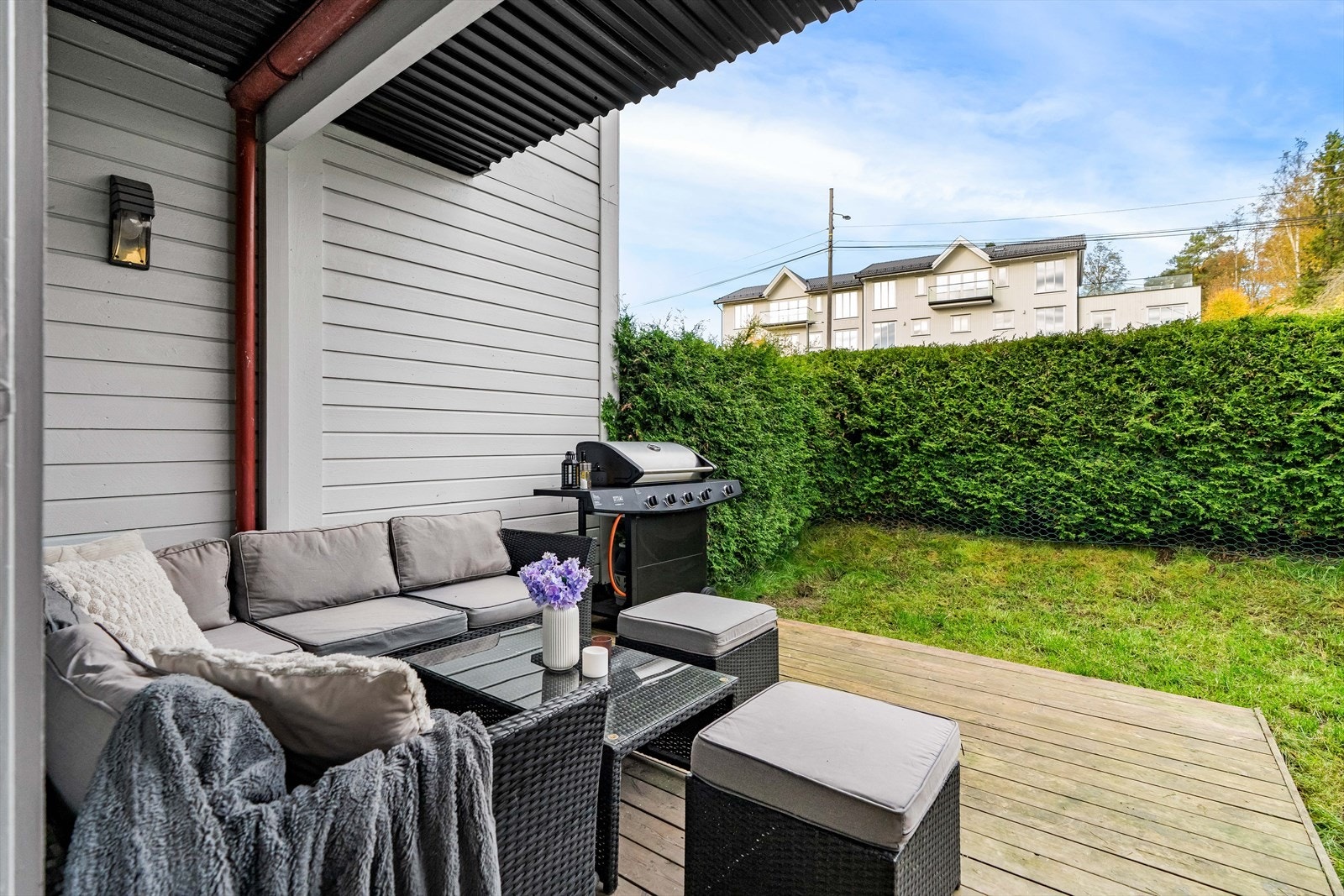 Hekk sørger for privatliv og mindre innsyn på uteplassen. Galleribilde