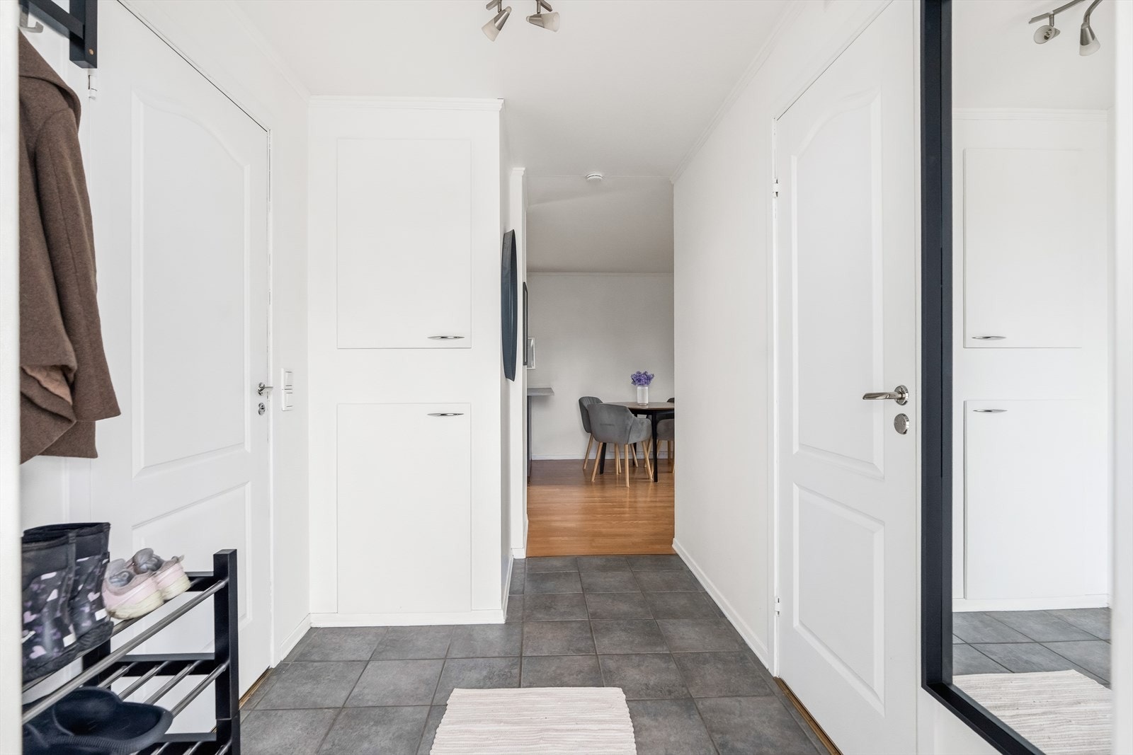 Entré. Ekstra lagring i sportsbod på ca. 4 kvm utenfor inngansparti. Galleribilde