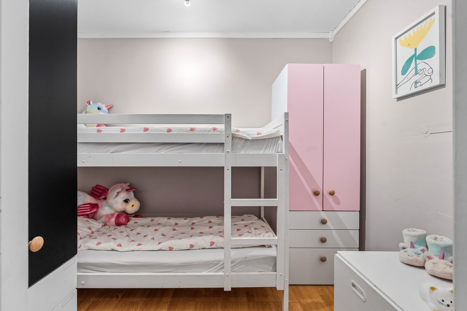 Innvendig bod som idag er innredet som barnerom. Det presiseres at rommet ikke er godkjent for varig opphold. Galleribilde