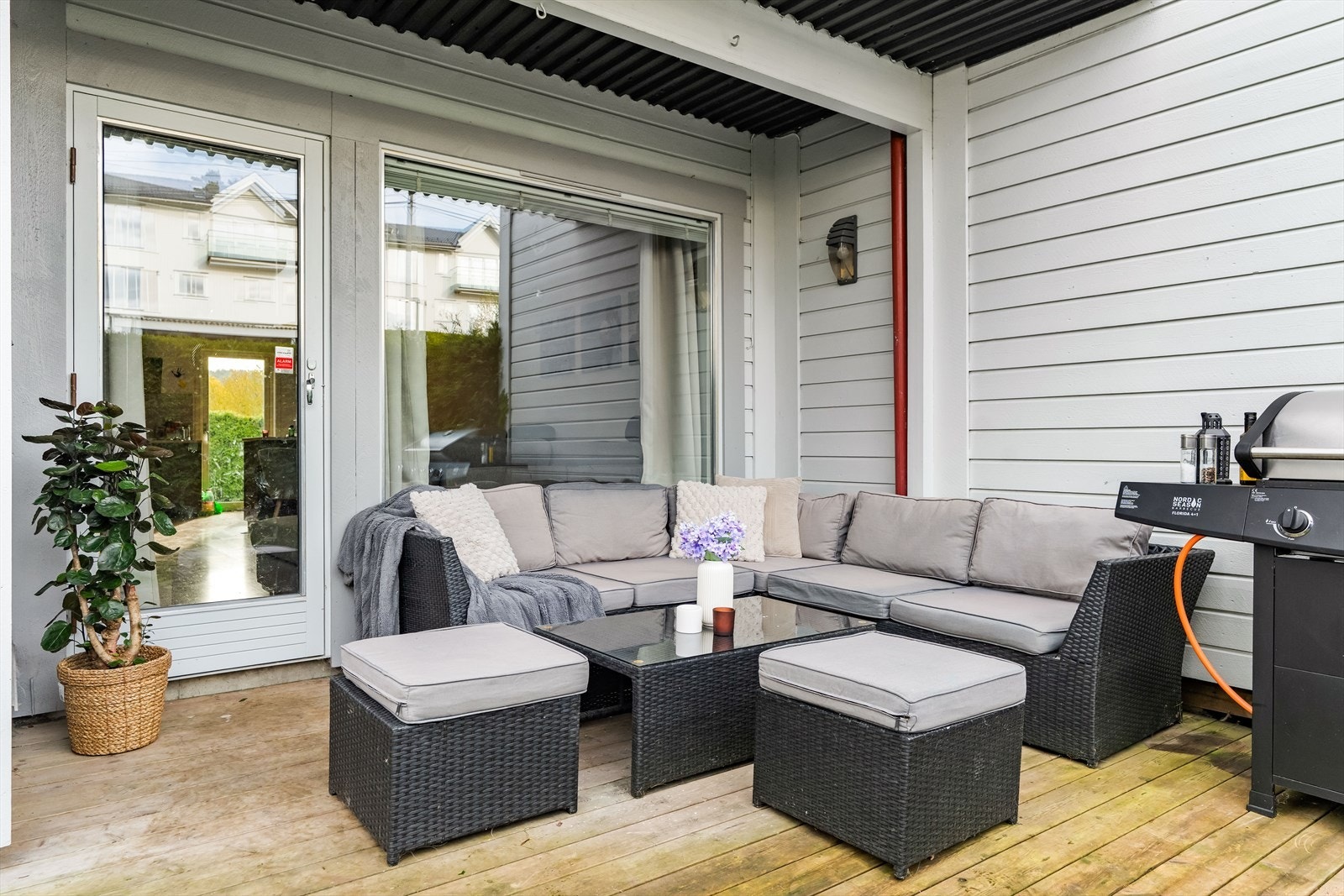 Uteplassen vender mot nordvest og byr på kveldssol. Galleribilde