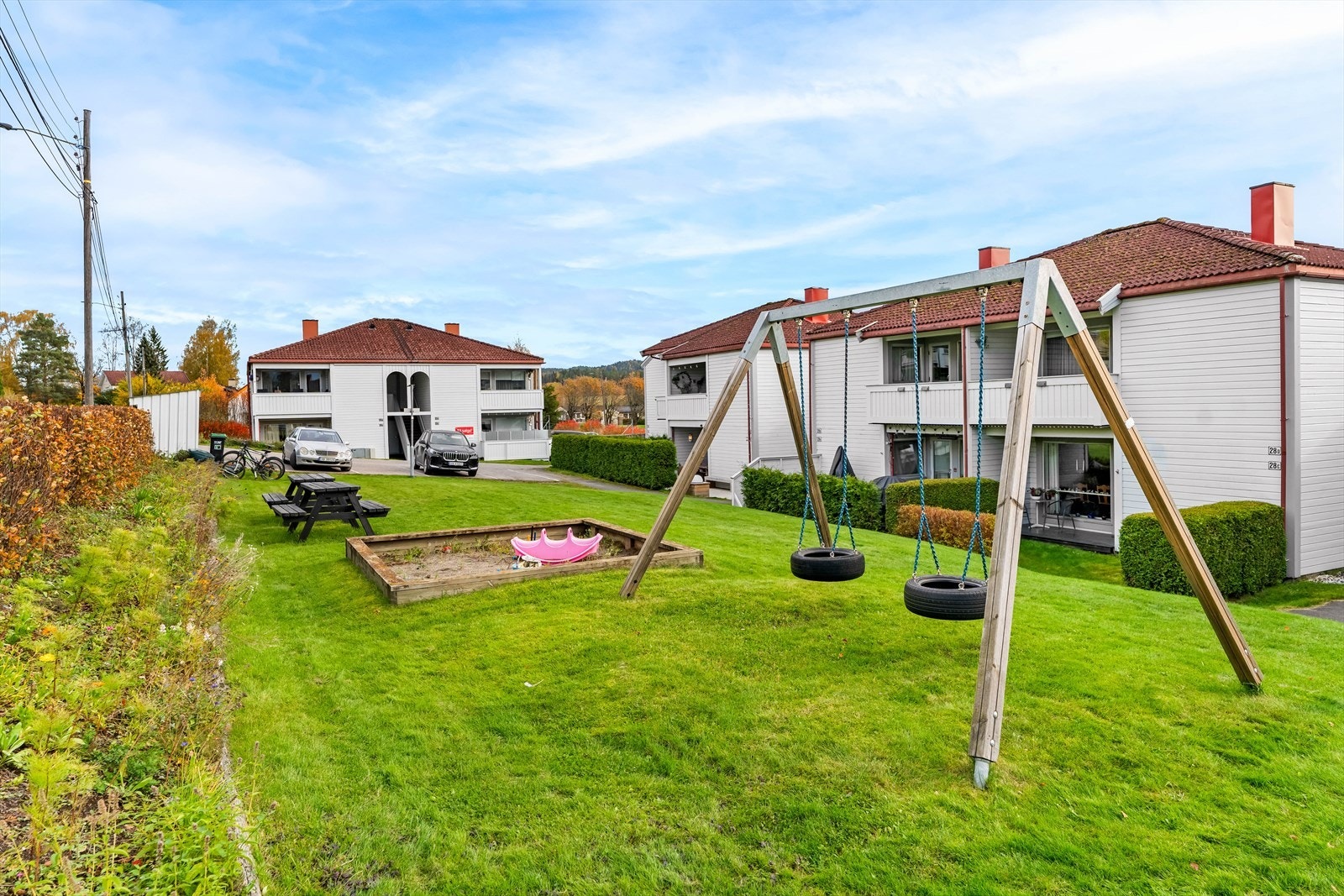 Attraktiv beliggenhet i et rolig boligfelt, uten gjennomgangstrafikk. Det er kun 5 minutter å gå til Ahus. Galleribilde