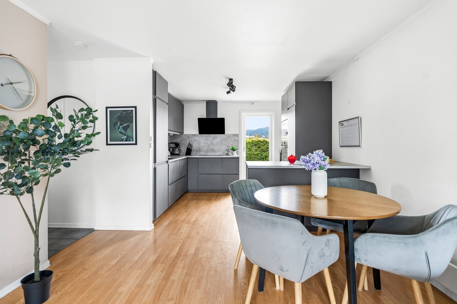 Kjøkkenet ligger i motsatt ende av stuen, i åpen løsning. Galleribilde