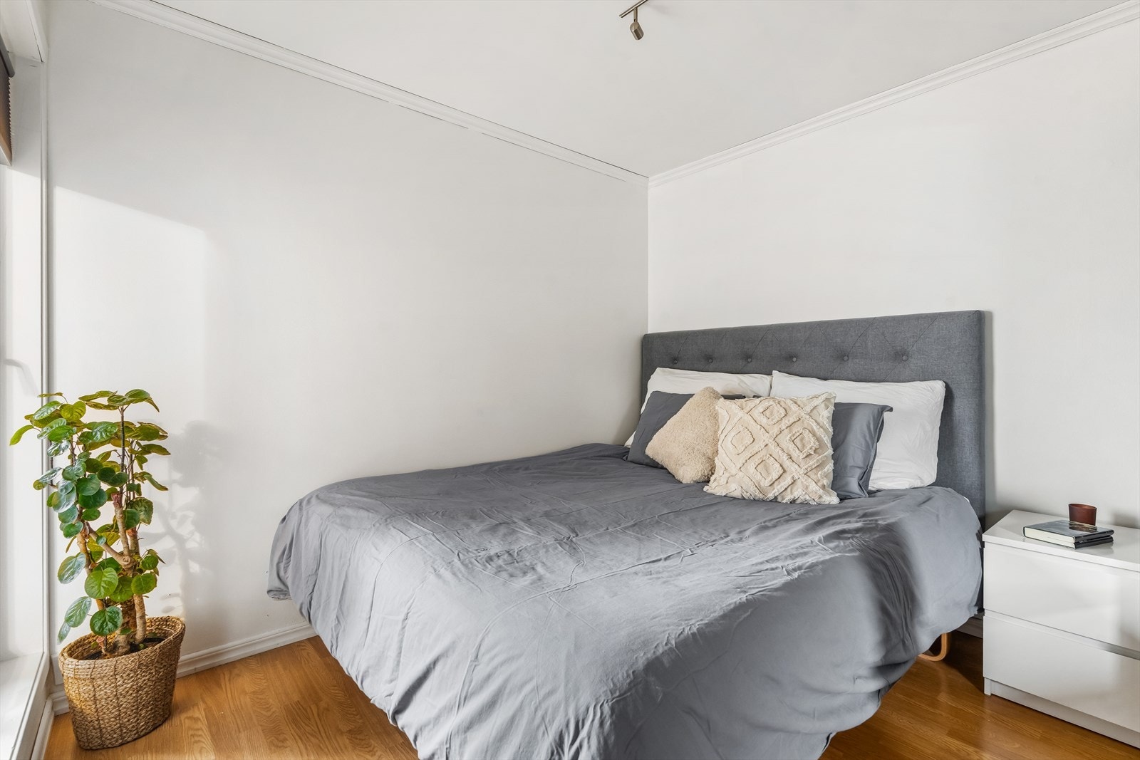 Leiligheten har et soverom av god størrelse. Galleribilde