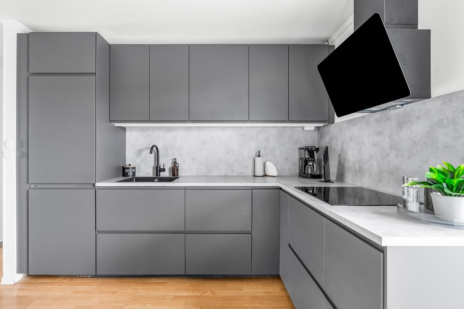 Innredningen består av hvite glatte fronter og laminat benkeplate. Galleribilde