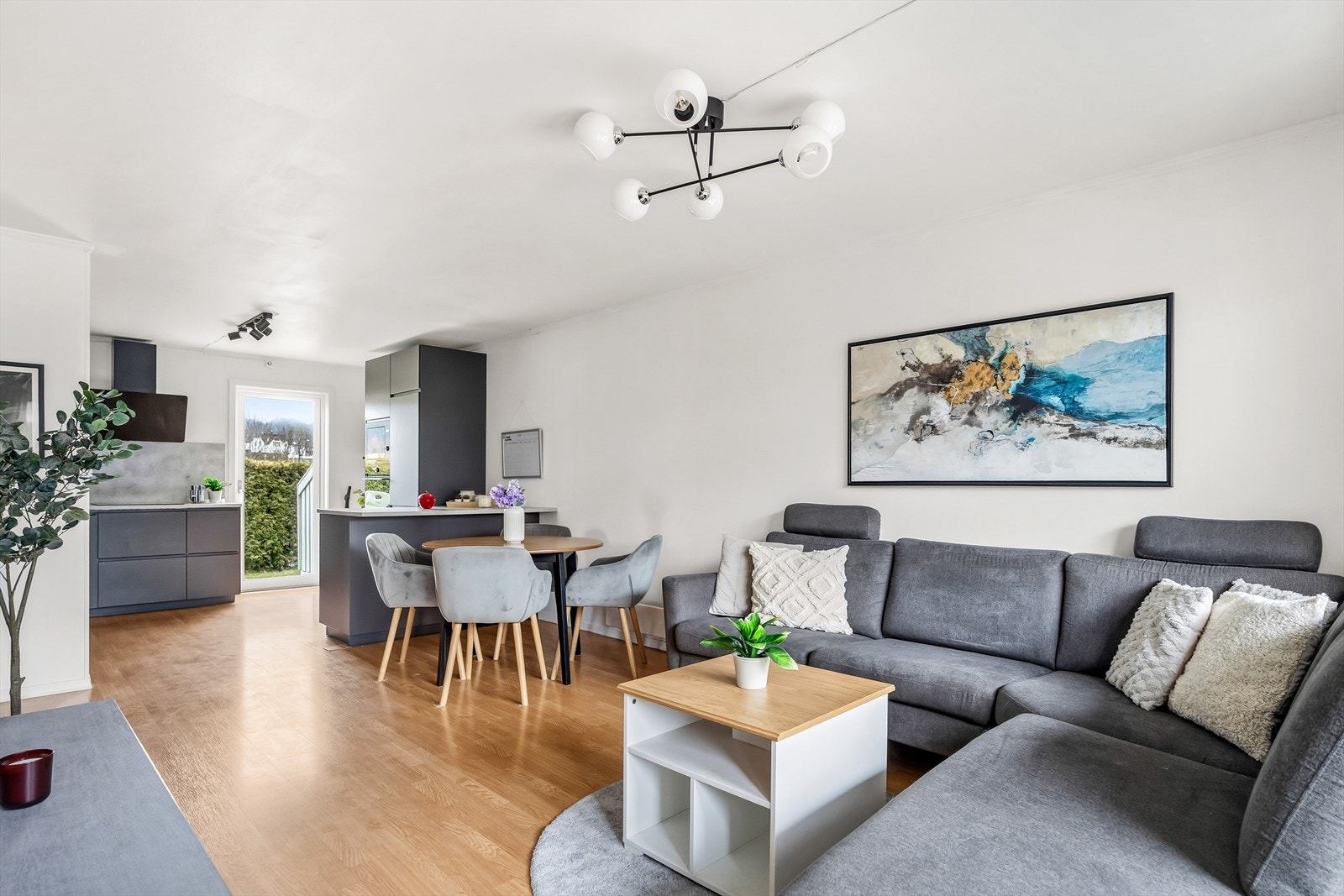 Stuen er sammen med kjøkkenet tildelt store deler av arealet i leiligheten. Galleribilde