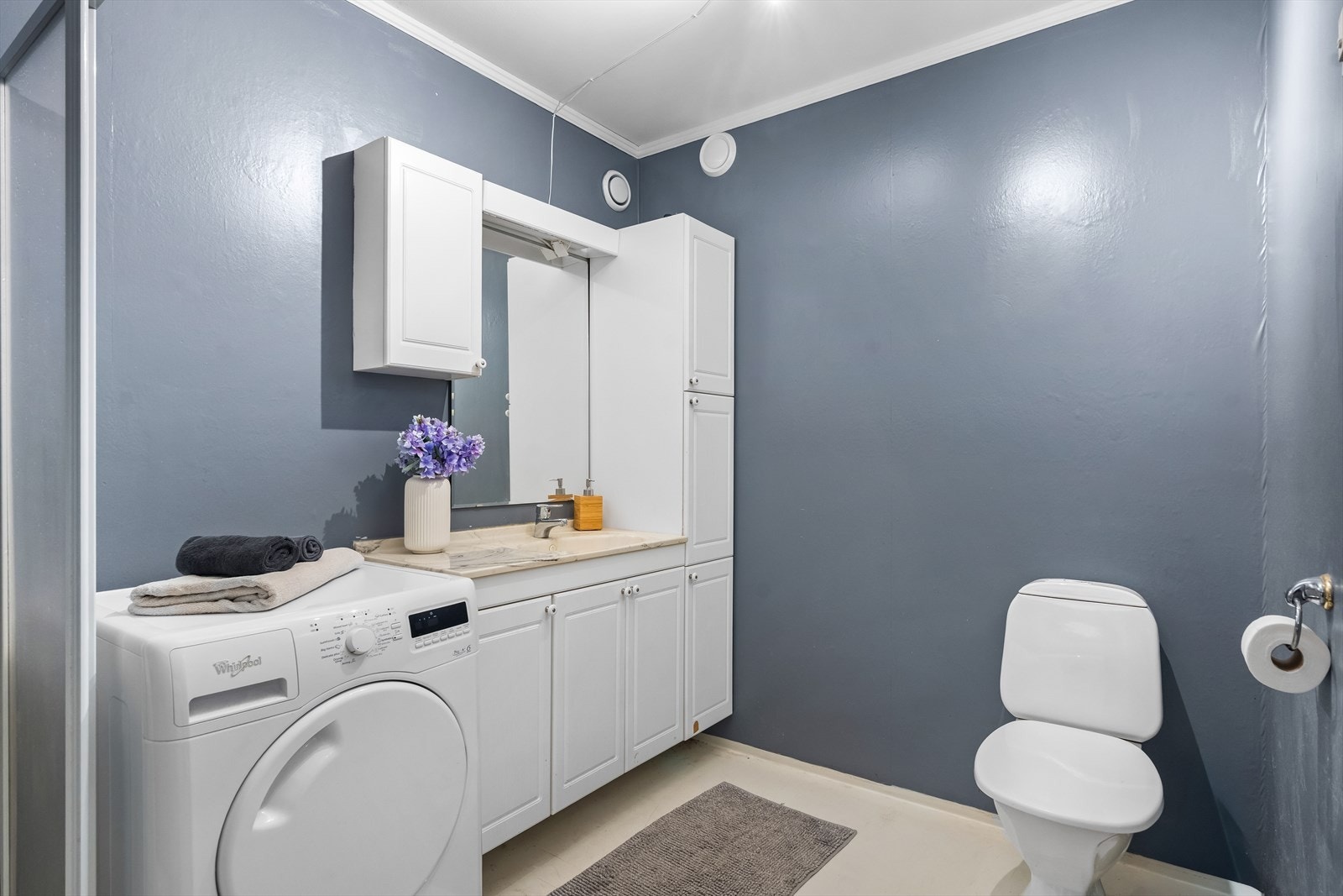 Badet har gulvbelegg og våtromsplater på vegg. Galleribilde