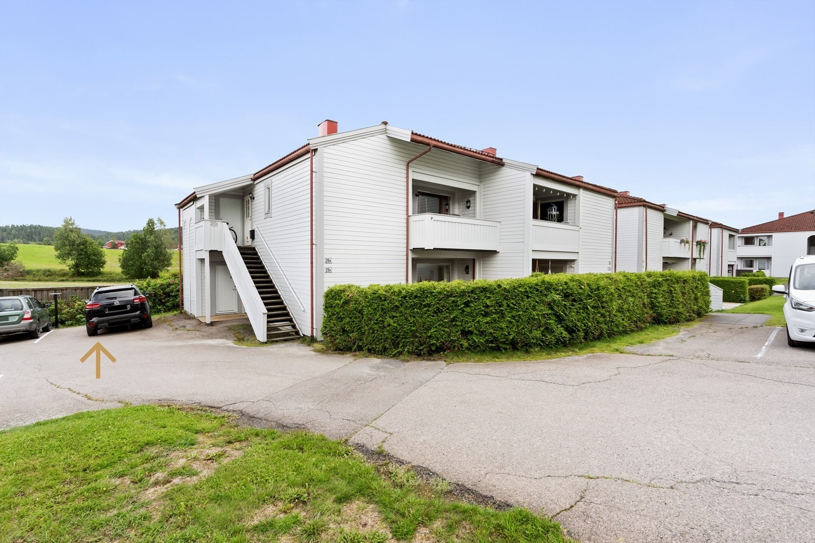 Leiligheten disponerer biloppstillingsplass nr. 7 utendørs. Elbillader er installert. Galleribilde