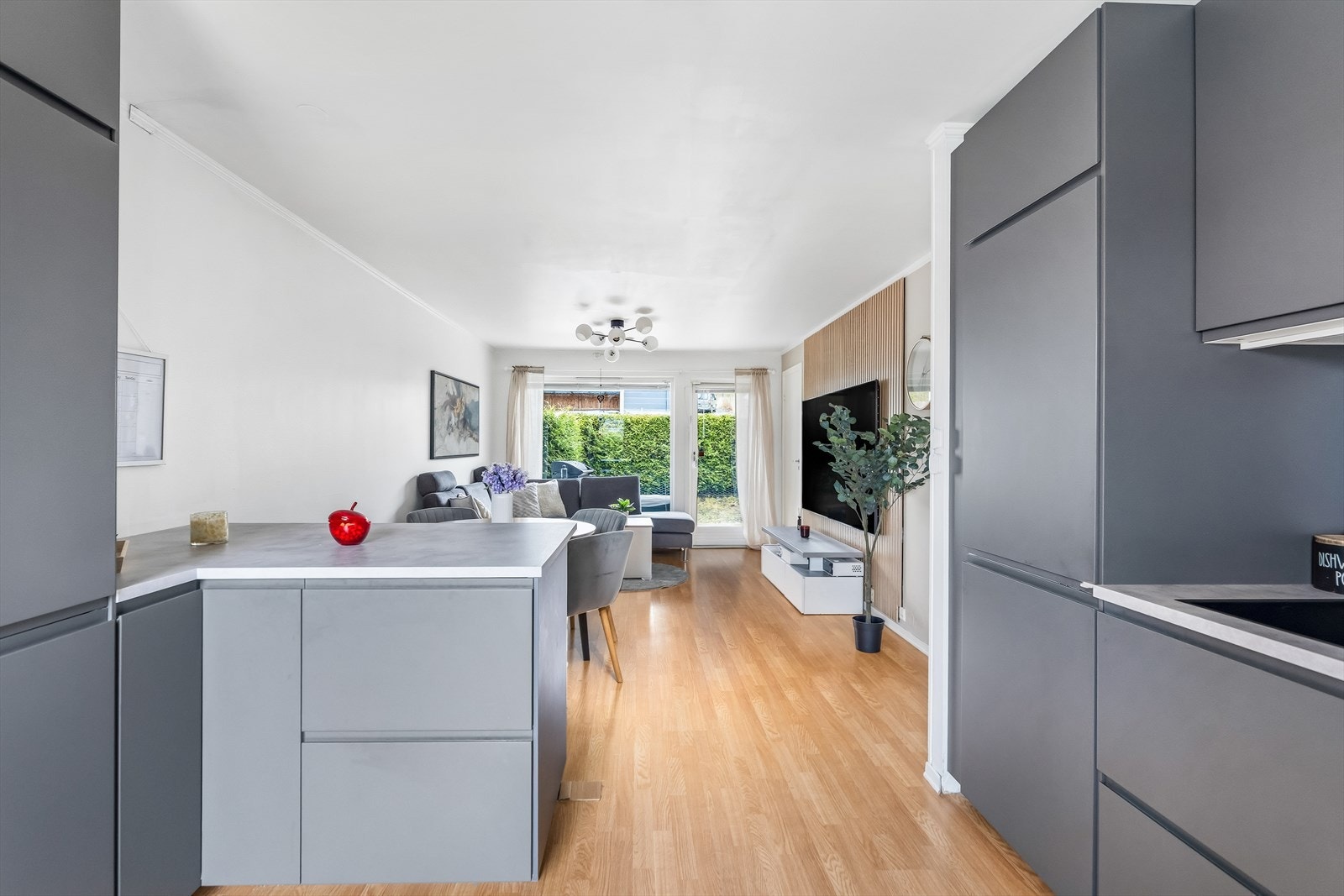 Stilren kjøkkeninnredning fra 2024 som kler rommet godt. Galleribilde