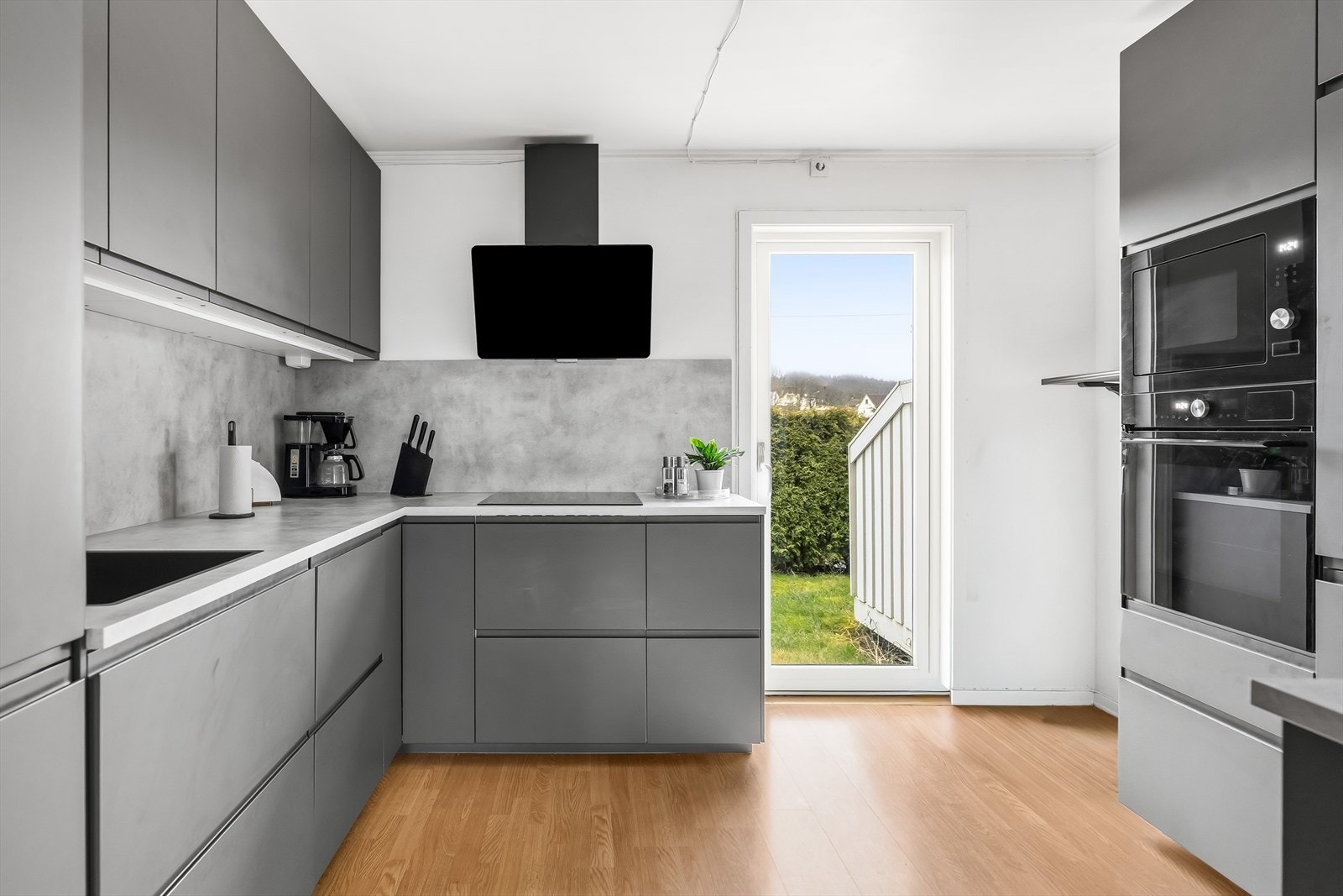 Kjøkkenet har integrerte hvitevarer som induksjonstopp, stekeovn, oppvaskmaskin og kjøleskap. Galleribilde