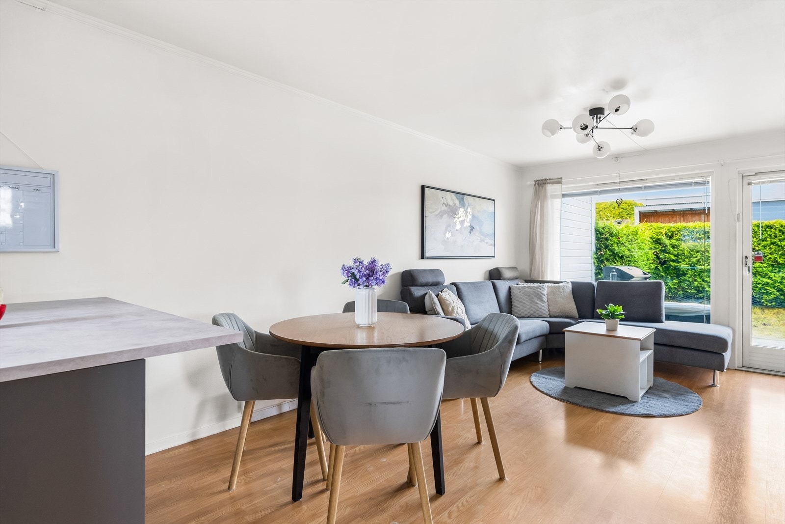 Luftig og innbydende med store vindusflater samt utgang til terrasse med hage. Galleribilde