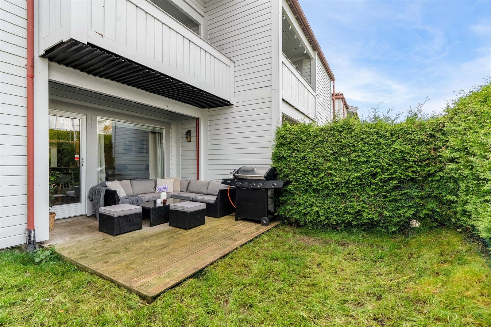 En gjennomgående og romslig 2-roms med tilgang til to fine uteplasser. Galleribilde