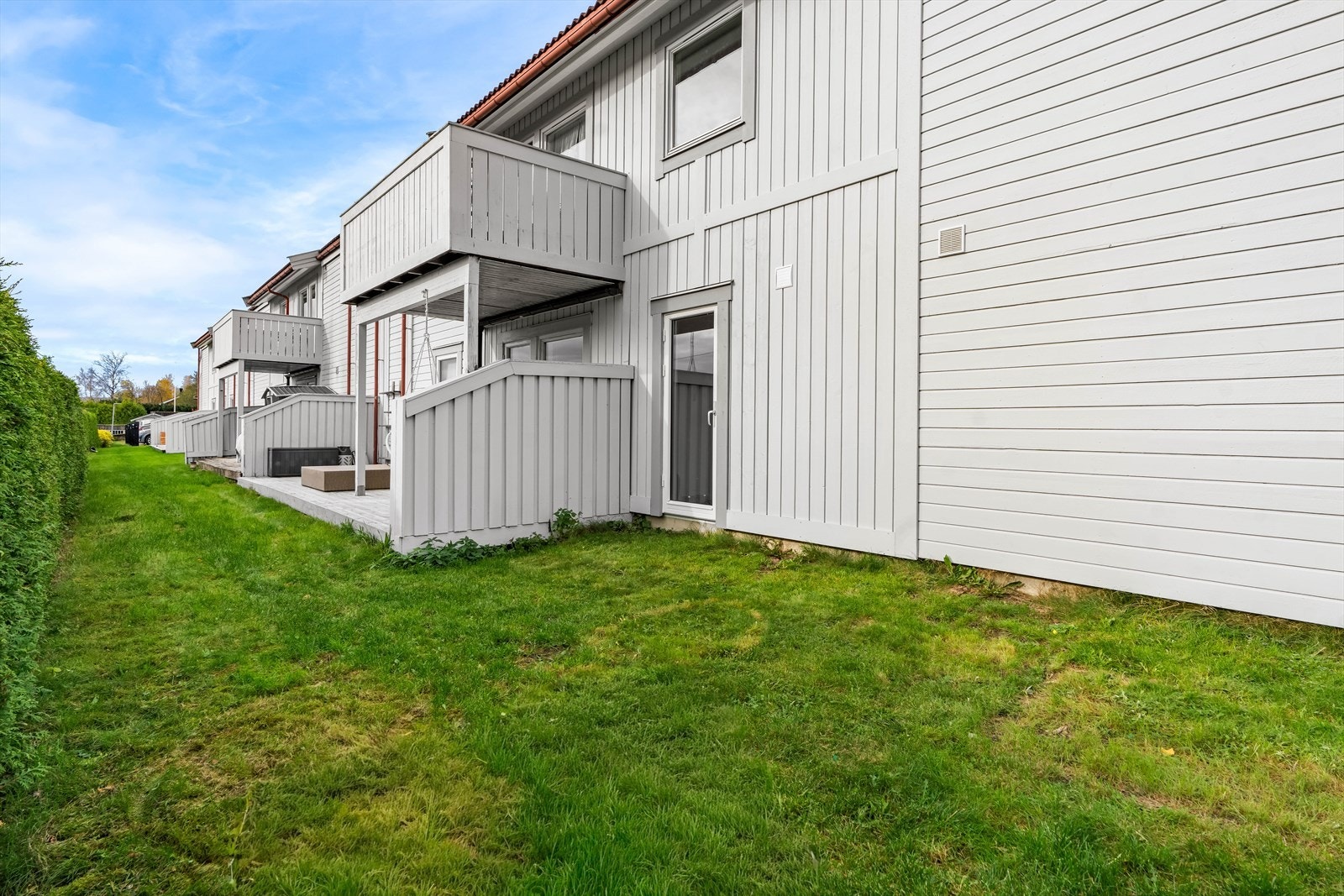 Fra kjøkkenet er det også utgang til en hagedel med plen. Galleribilde