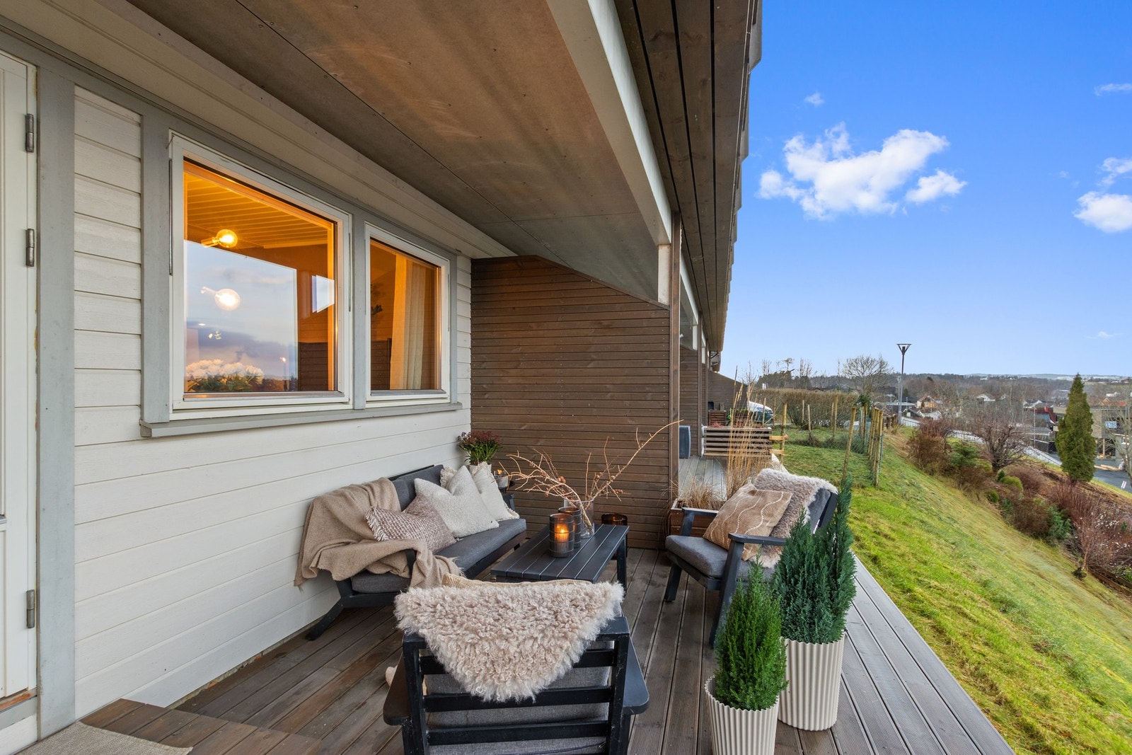 Nyere terrasse og skillevegger mellom leilighetene. Galleribilde