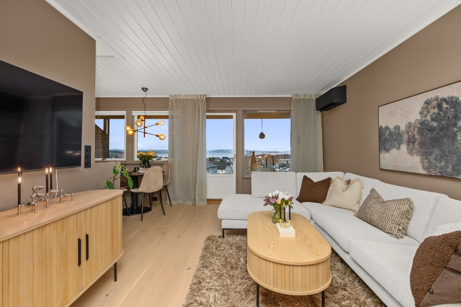 Leiligheten varmes opp via elektrisk og har fått montert varmepumpe - flott til oppvarming og nedkjøling på varme sommerdager. Galleribilde