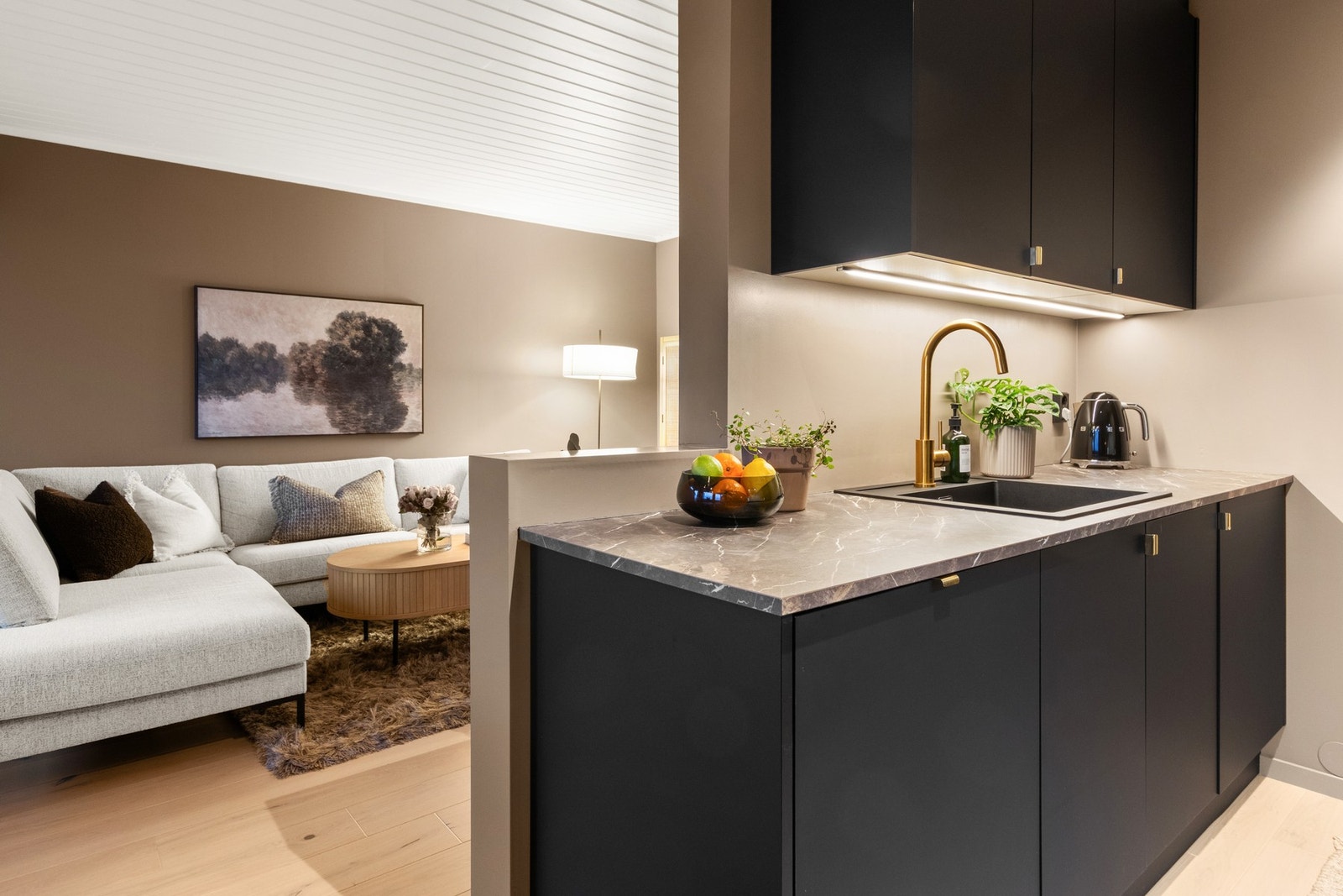 Kjøkken sett inn mot stue. Galleribilde