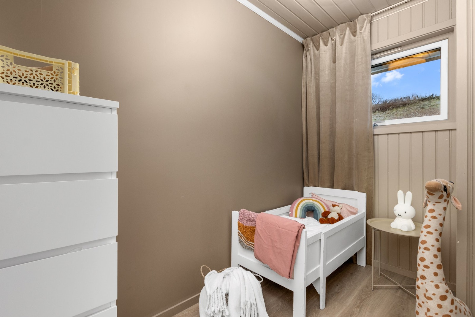 Soverom 2 passer perfekt som barnesoverom eller kontor. Galleribilde