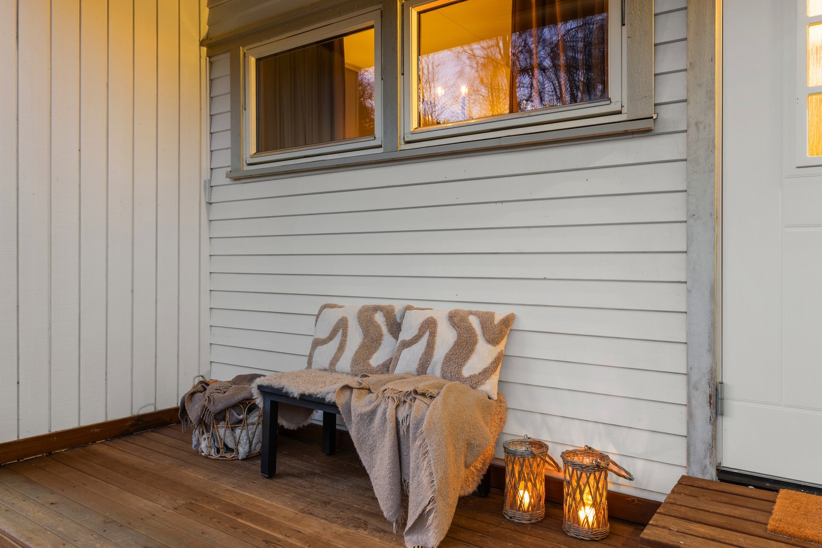 Utvendig sone ved inngangspartiet. Galleribilde