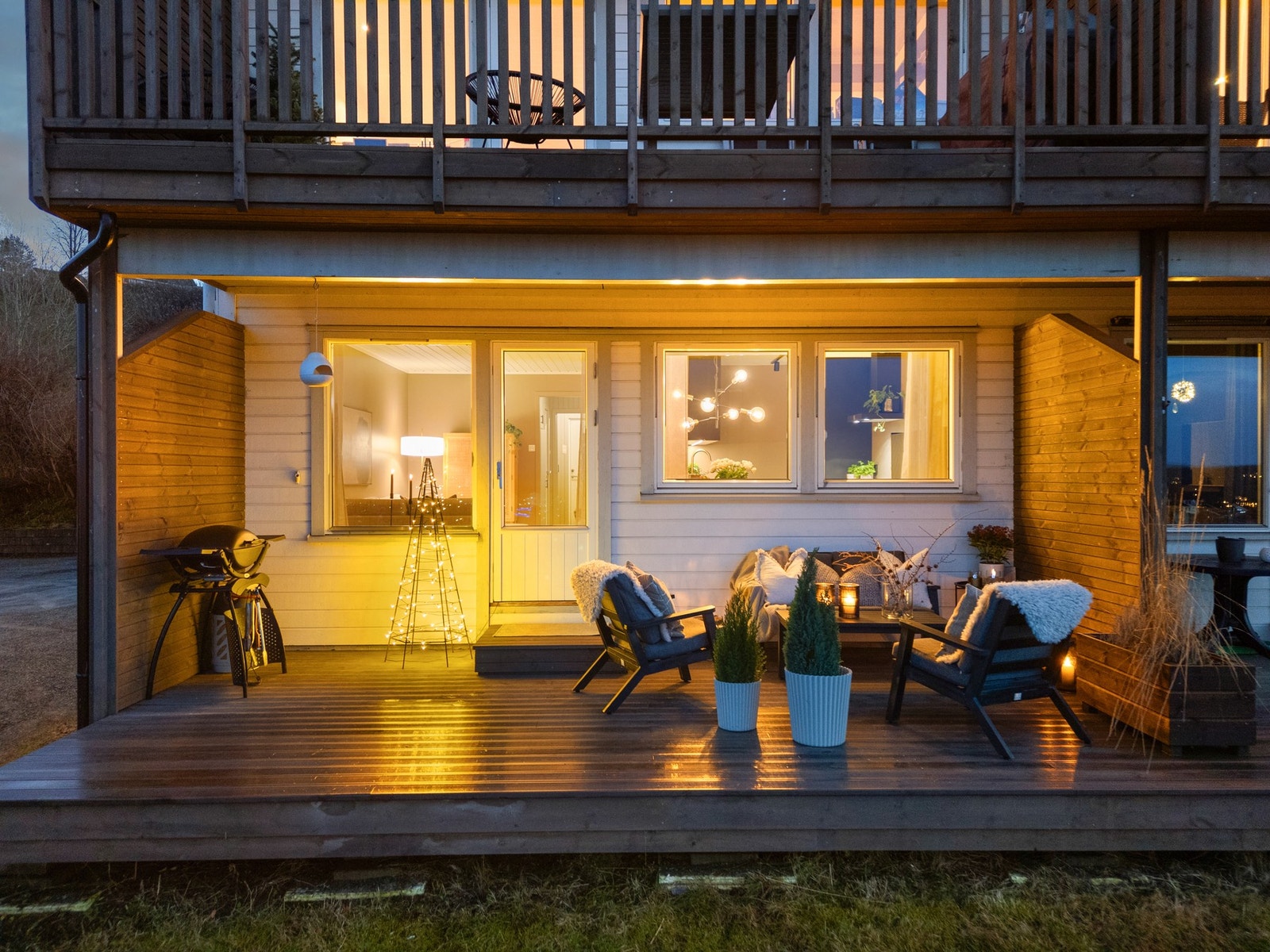 Flott beliggenhet på enden med romslig terrasse og strålende utsikt. Galleribilde