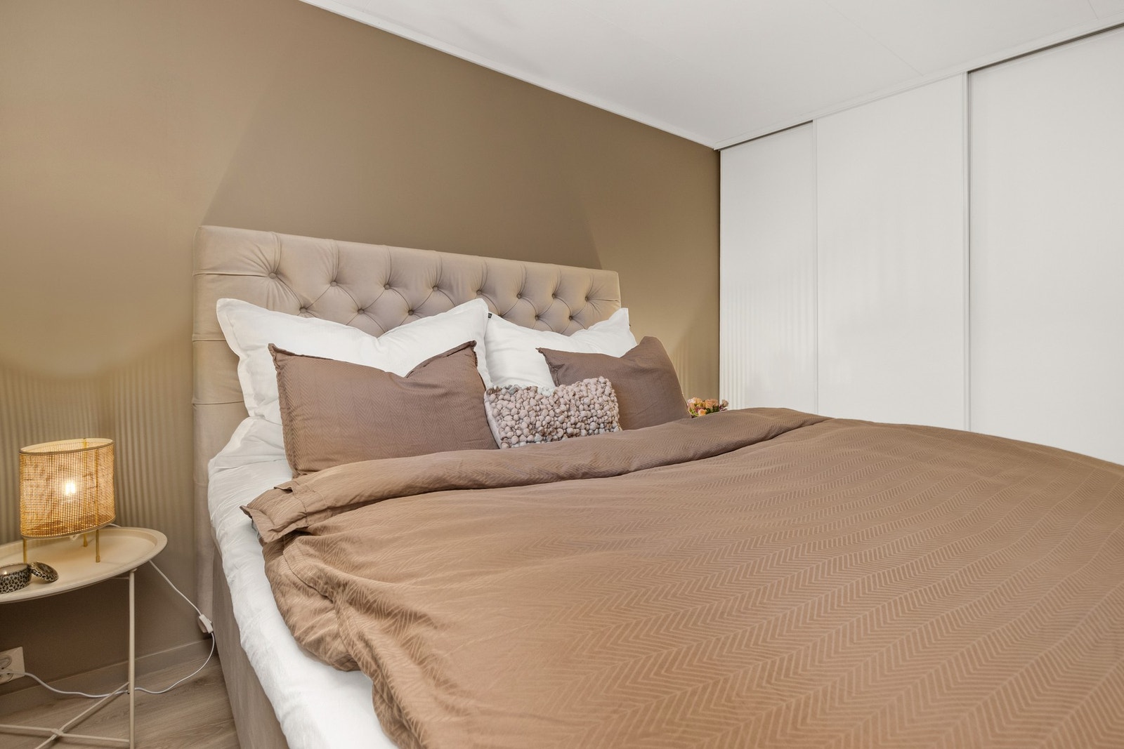 Romslig hovedsoverom med skyvedørsgarderobe. Galleribilde