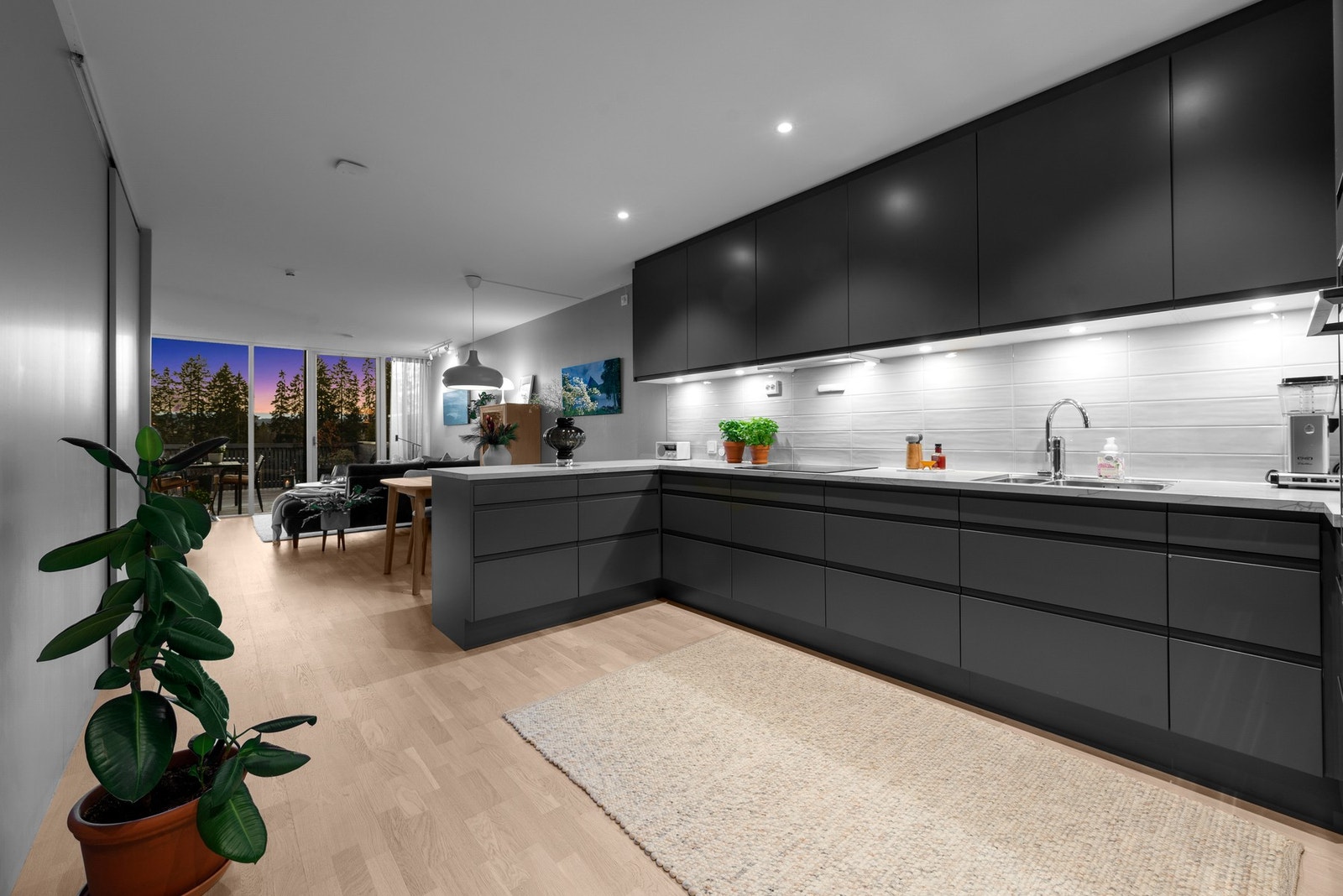 Moderne kjøkken med integrerte hvitevarer og gode arbeidsflater som gir et stilrent uttrykk. Galleribilde