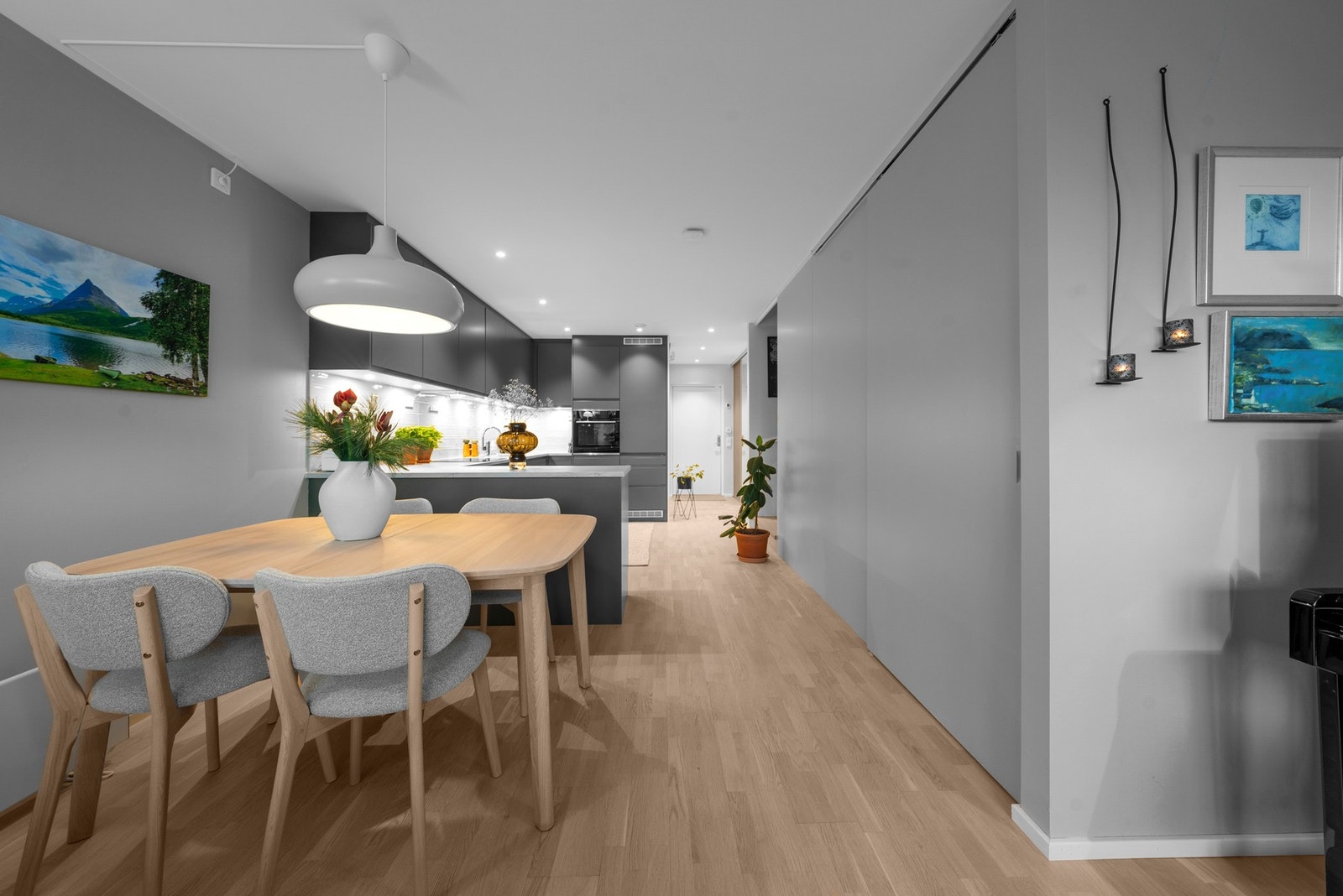 Stue og kjøkken i en herlig åpen løsning som bidrar til en sosial atmosfære Galleribilde