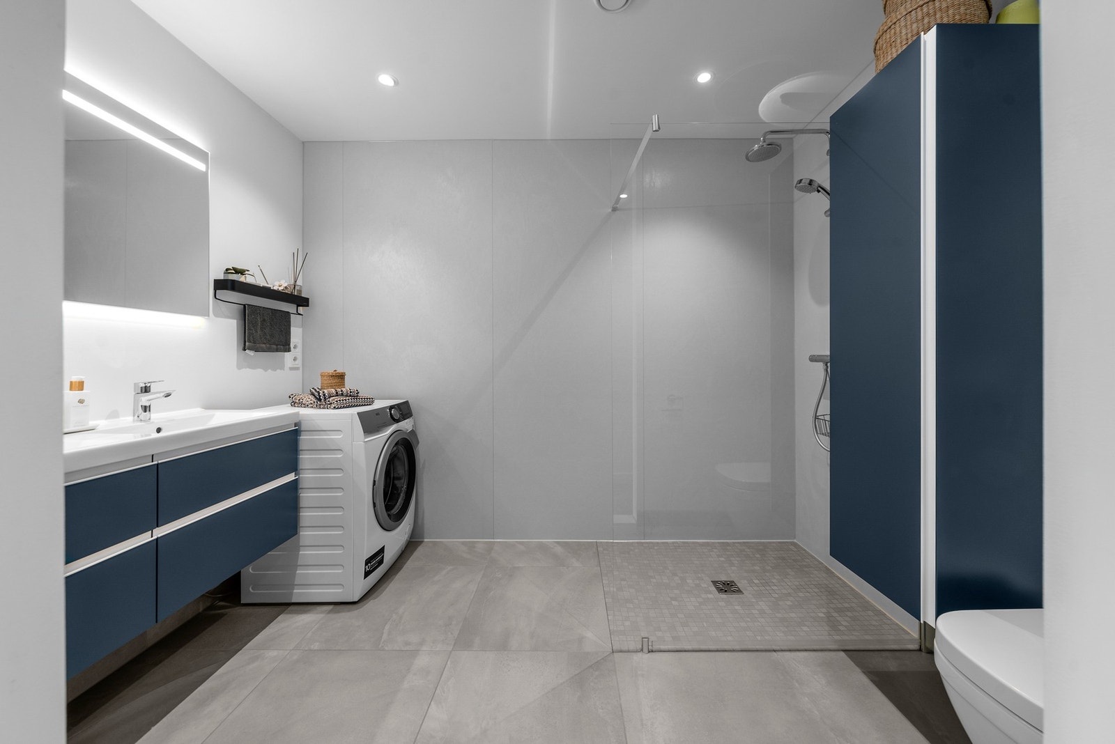 Det er andre badet er romslig, moderne og påkostet med innredning, og dobbel servant. Galleribilde