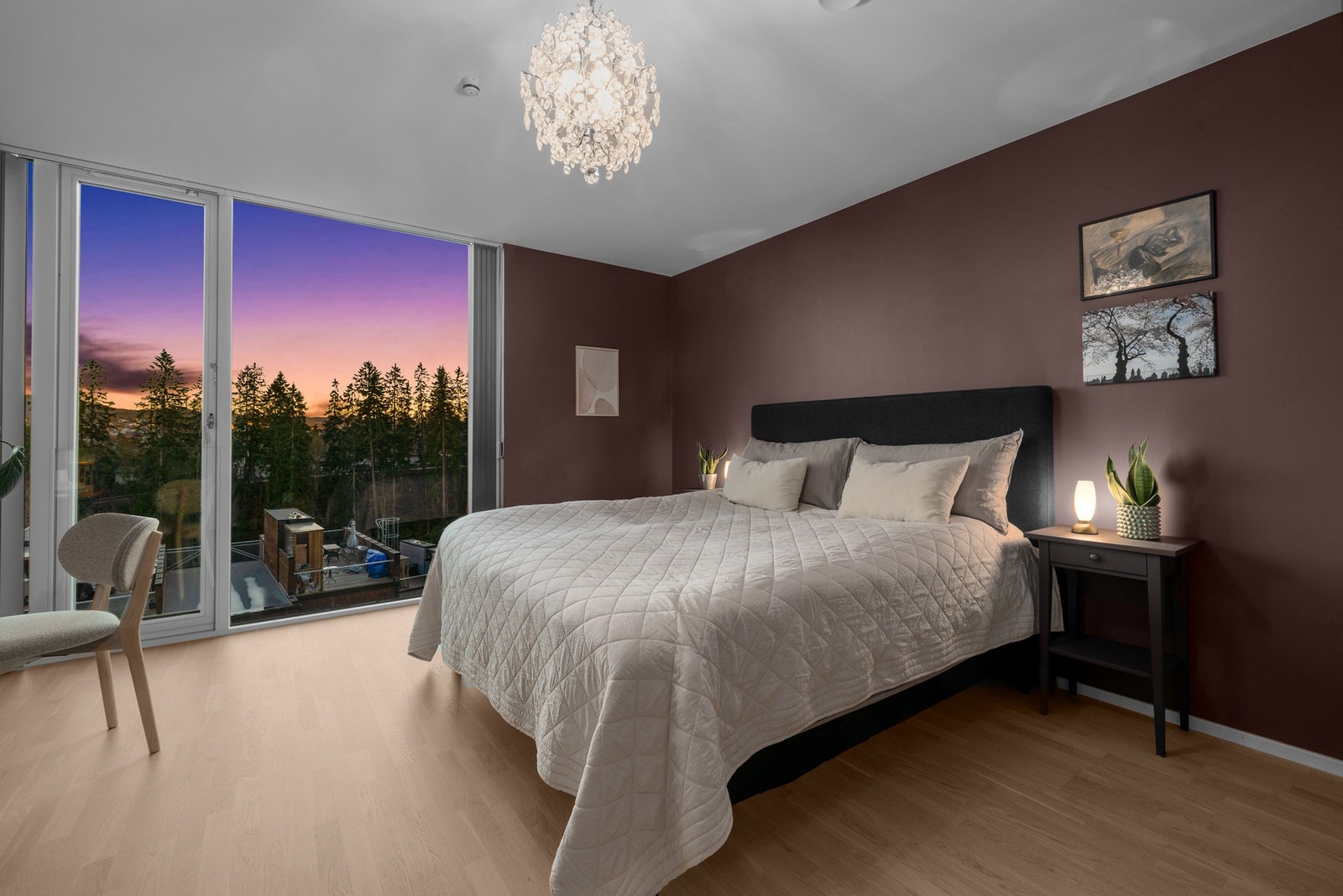 Videre har soverommet store vinduer som gir rikelig med naturlig lys og flott utsyn. Galleribilde