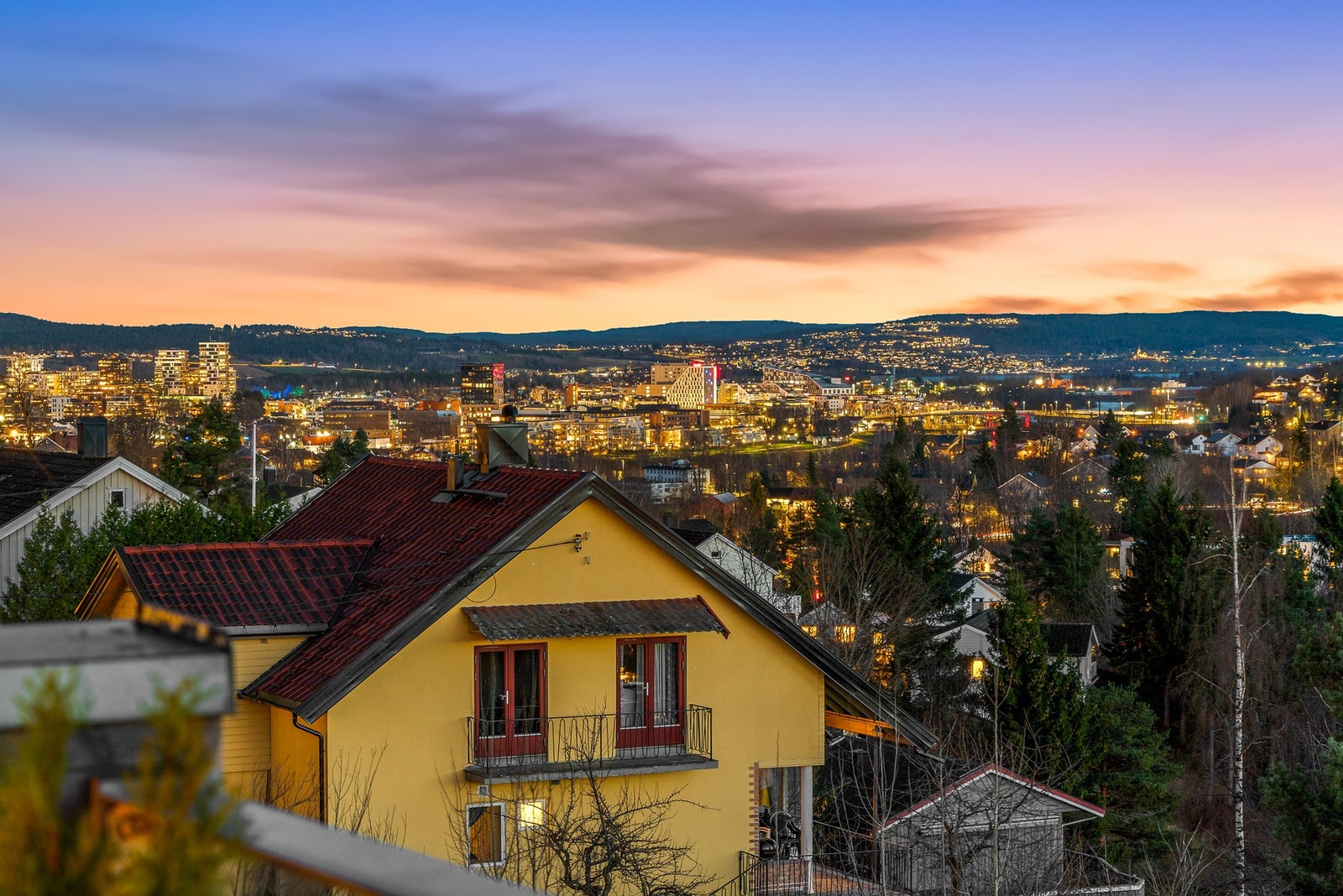 Vidstrakt og stemningsfull utsikt som gir takterrassen X- faktor, særlig når lys tennes mot kvelden. Galleribilde