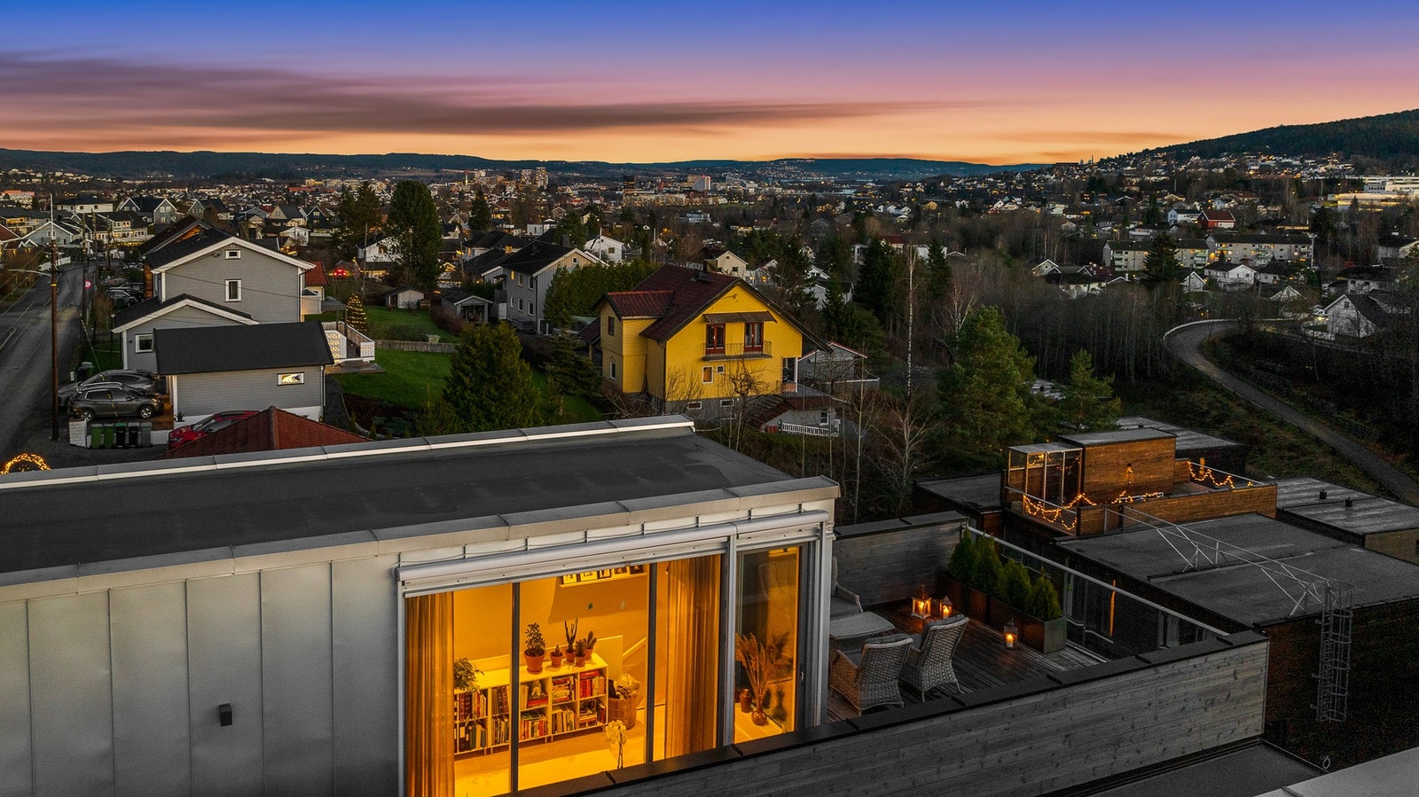 Boligen har flere solrike uteplasser. Blant annet en takterrasse med god plass til utemøblement. Galleribilde