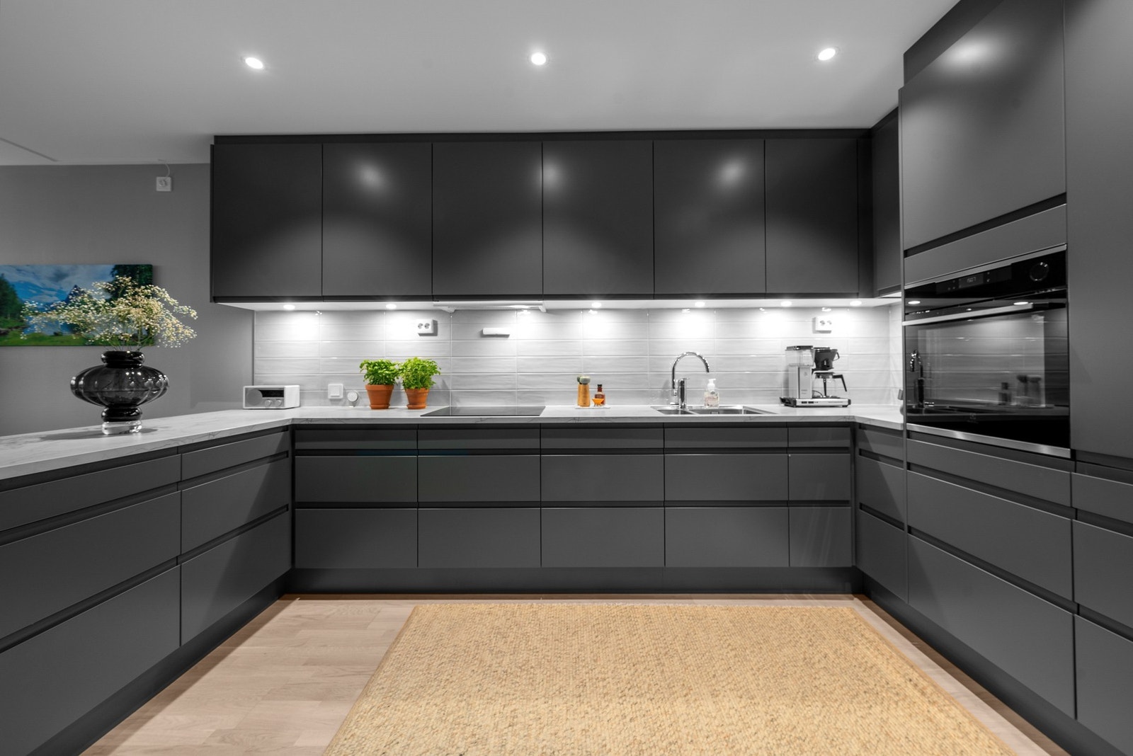 Videre byr kjøkkenet på rikelig med skap- og benkeplass samt en praktisk planløsning som gjør det funksjonelt både i hverdagen og når man har gjester. Galleribilde