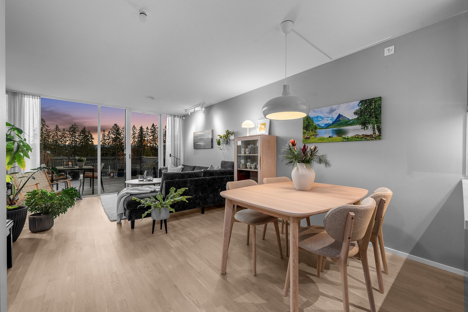 Spisesonen er pent plassert i mellom kjøkken og stue, og skaper en naturlig og sosial overgang mellom rommene. Galleribilde