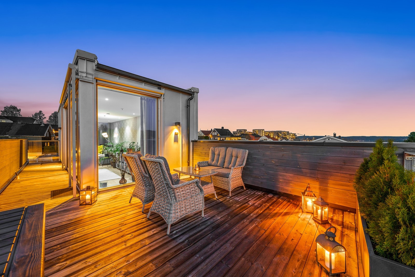 Takterrassen byr på rikelig med plass til sittegrupper og møblering. Galleribilde