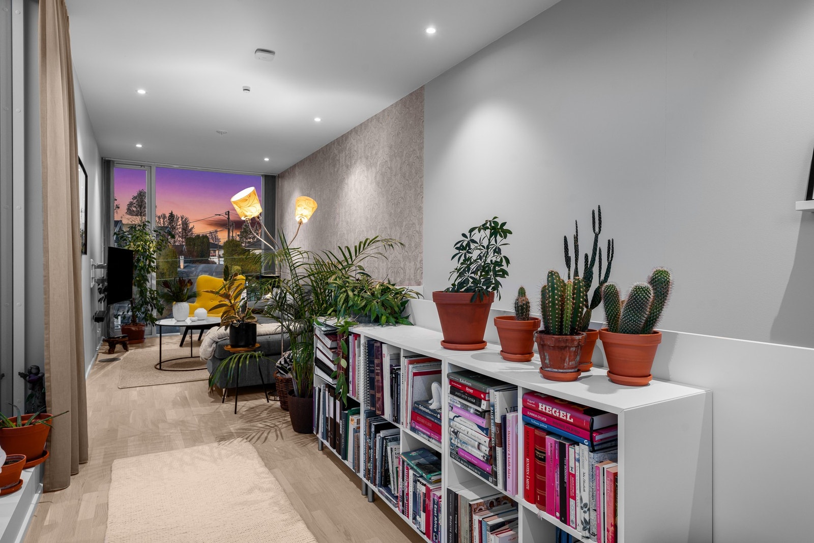 Romslig og stemningsfull stue 3. etasje med god himlingshøyde, integrert belysning og plass til både sofagruppe og oppbevaring. Galleribilde