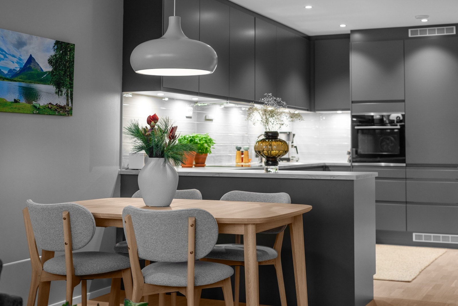 Helheten oppleves lys og gjennomført, med tidsriktige materialvalg og en naturlig flyt mot boligens øvrige oppholdsrom. Galleribilde